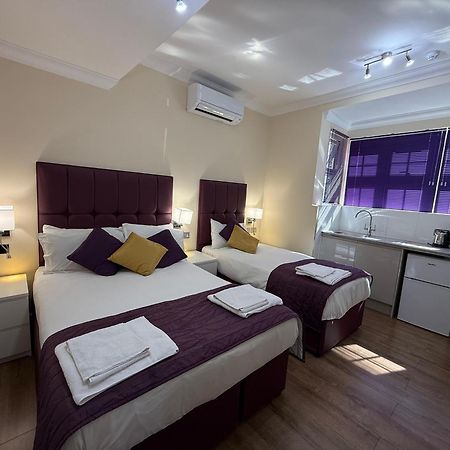 Crompton Guest House Хаунслоу Екстериор снимка