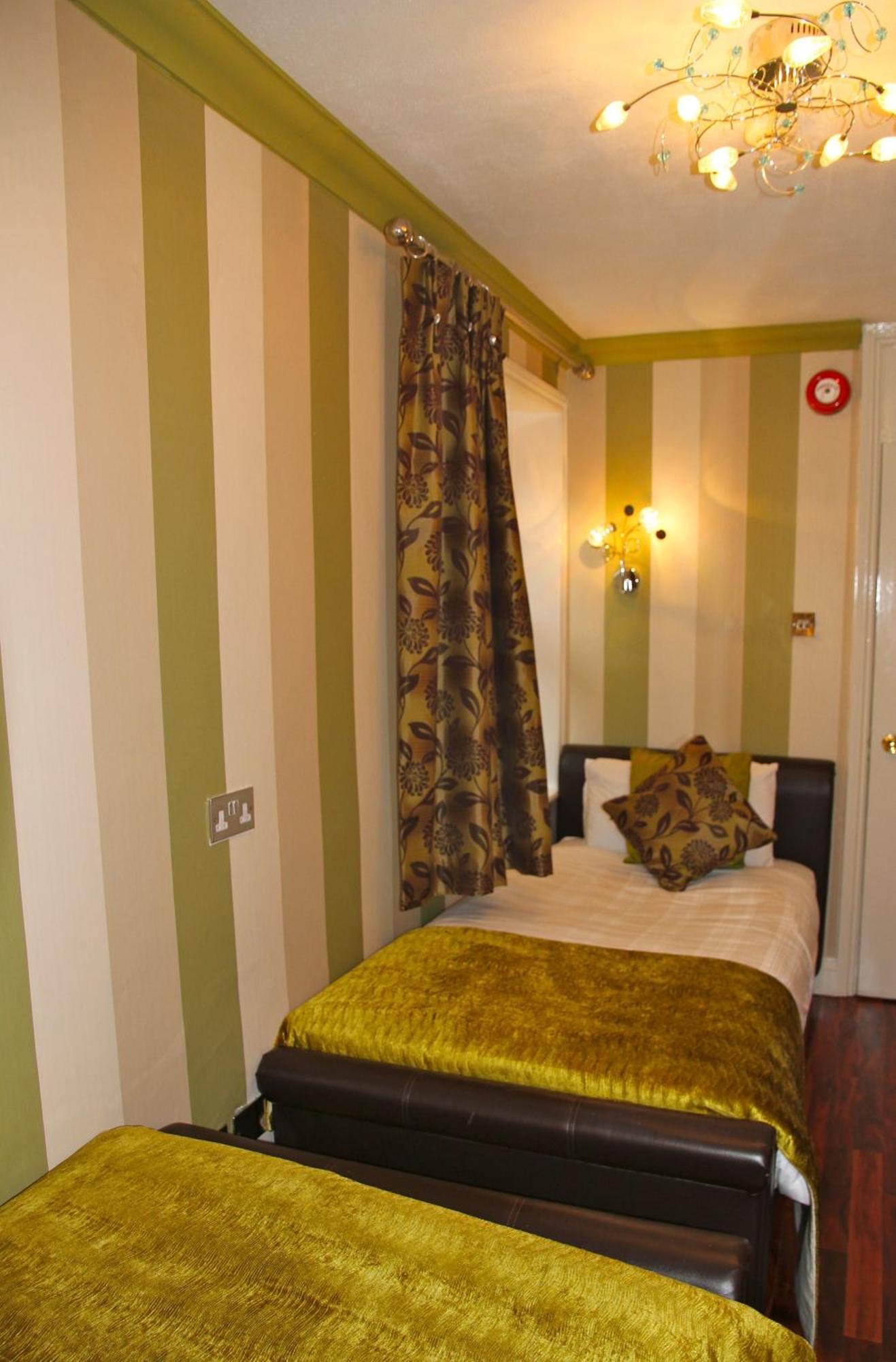 Crompton Guest House Хаунслоу Екстериор снимка