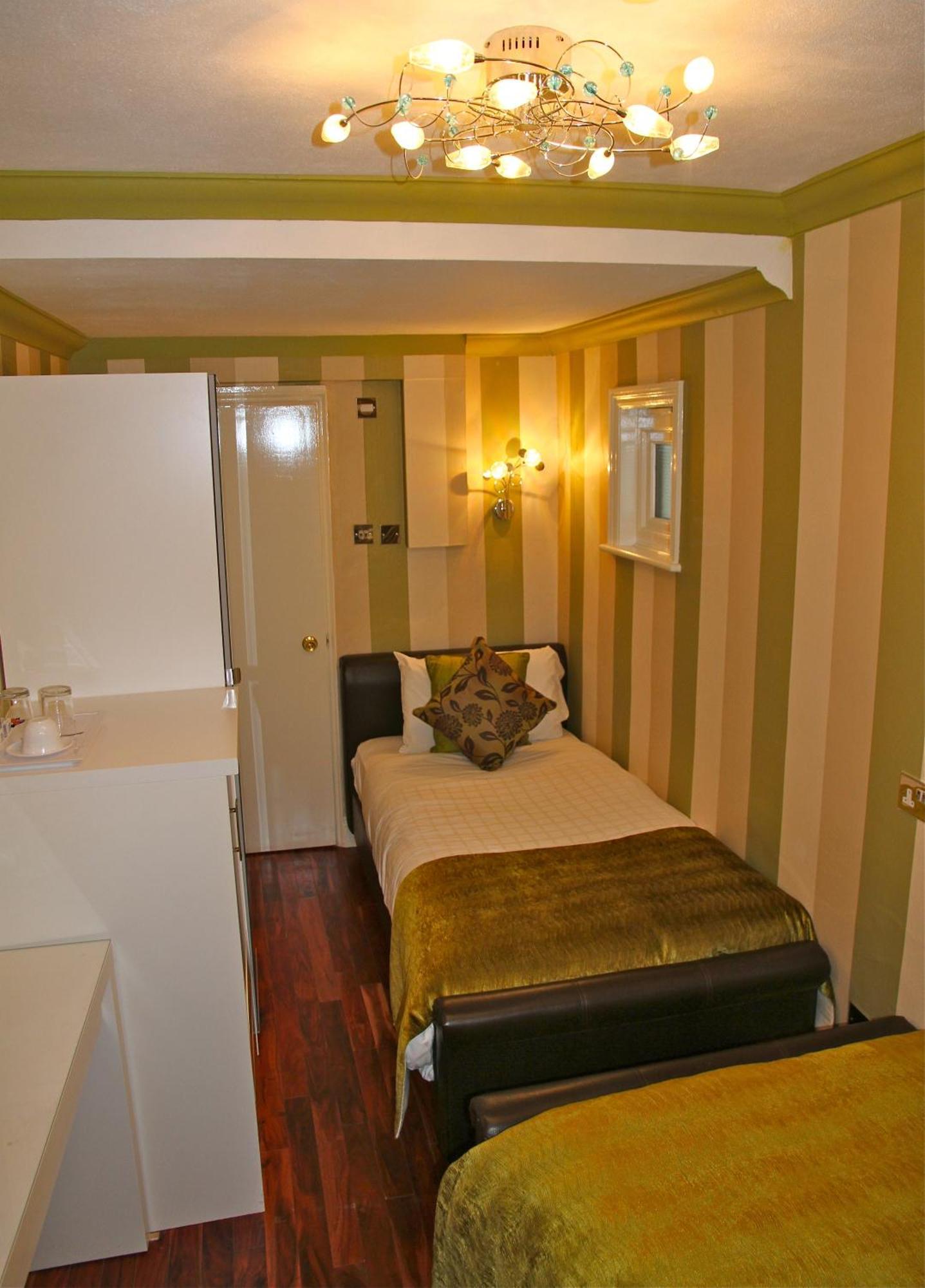 Crompton Guest House Хаунслоу Екстериор снимка
