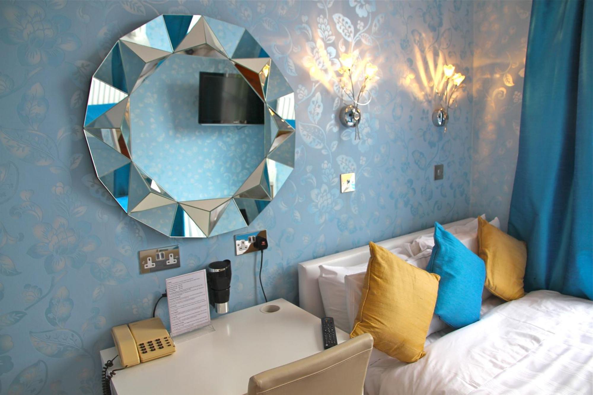Crompton Guest House Хаунслоу Екстериор снимка