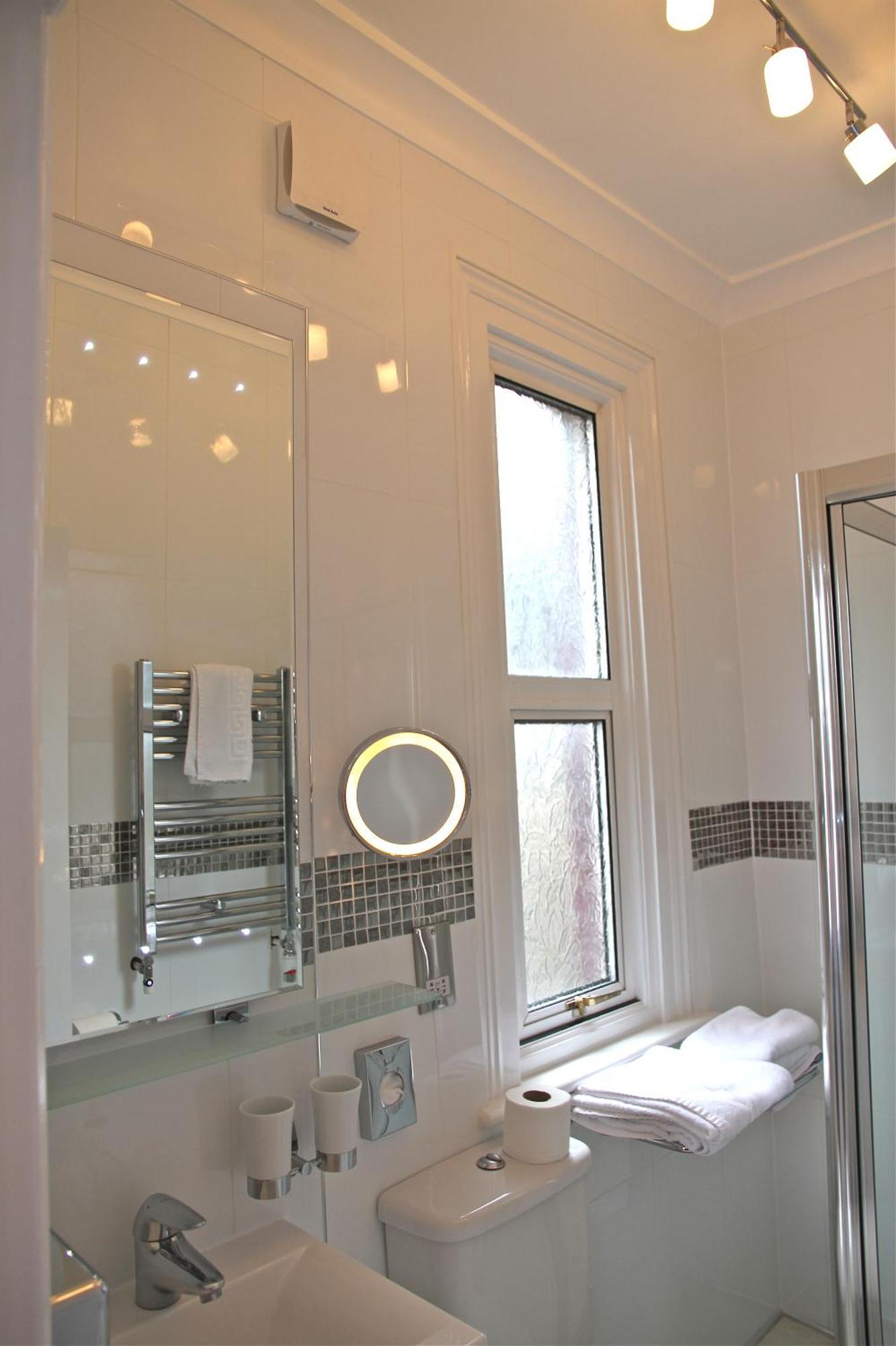 Crompton Guest House Хаунслоу Екстериор снимка