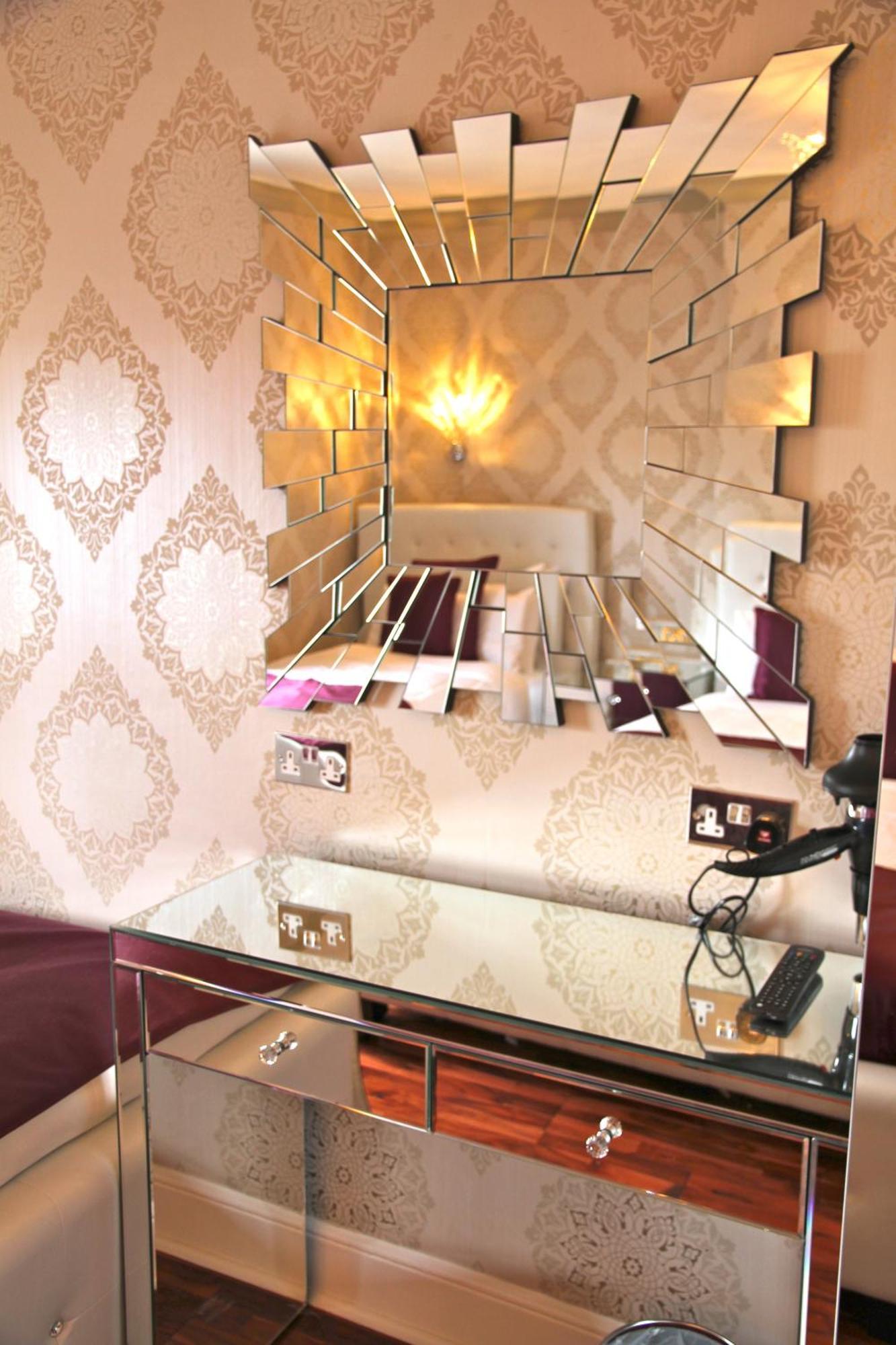 Crompton Guest House Хаунслоу Екстериор снимка