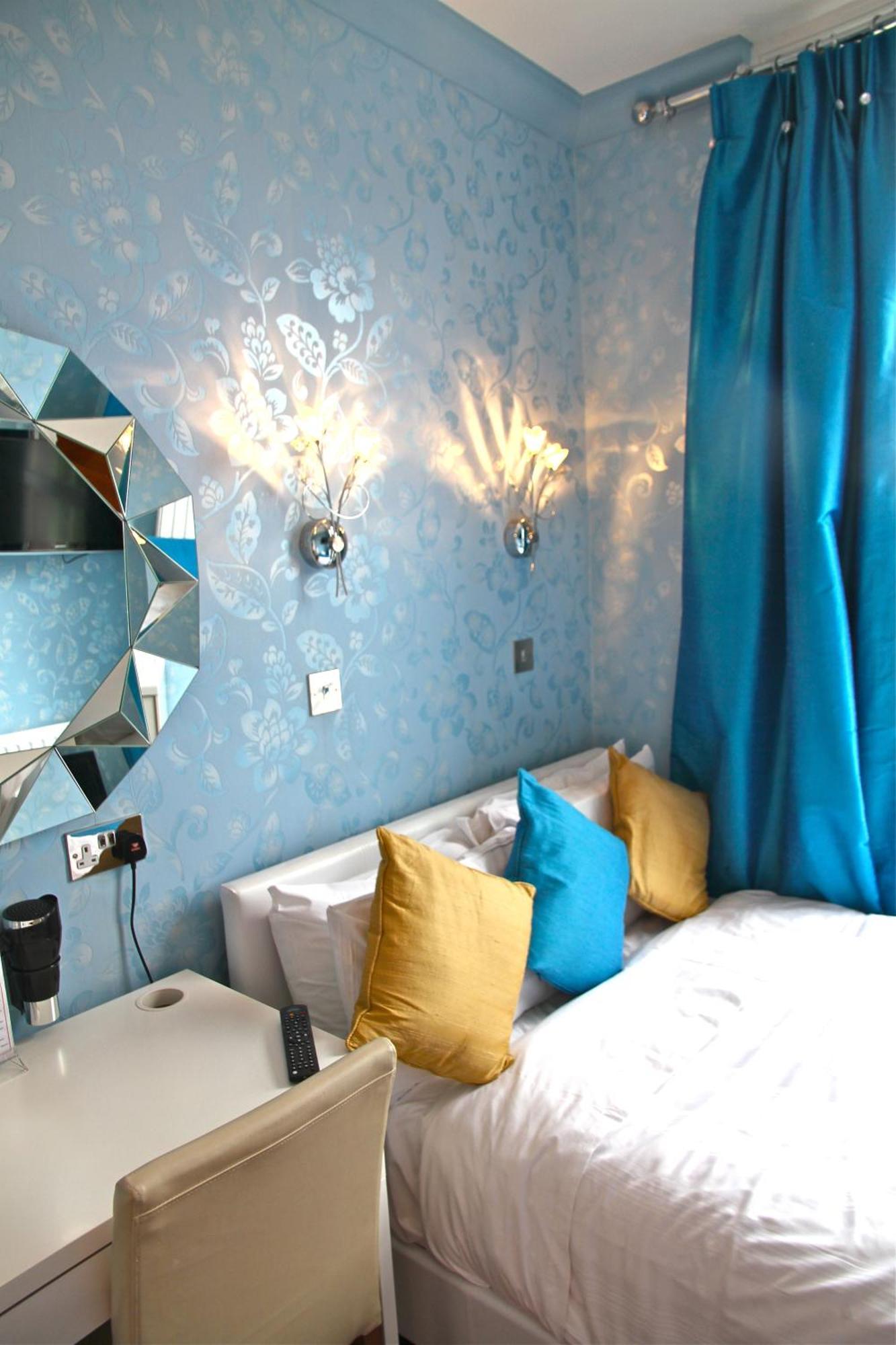 Crompton Guest House Хаунслоу Екстериор снимка