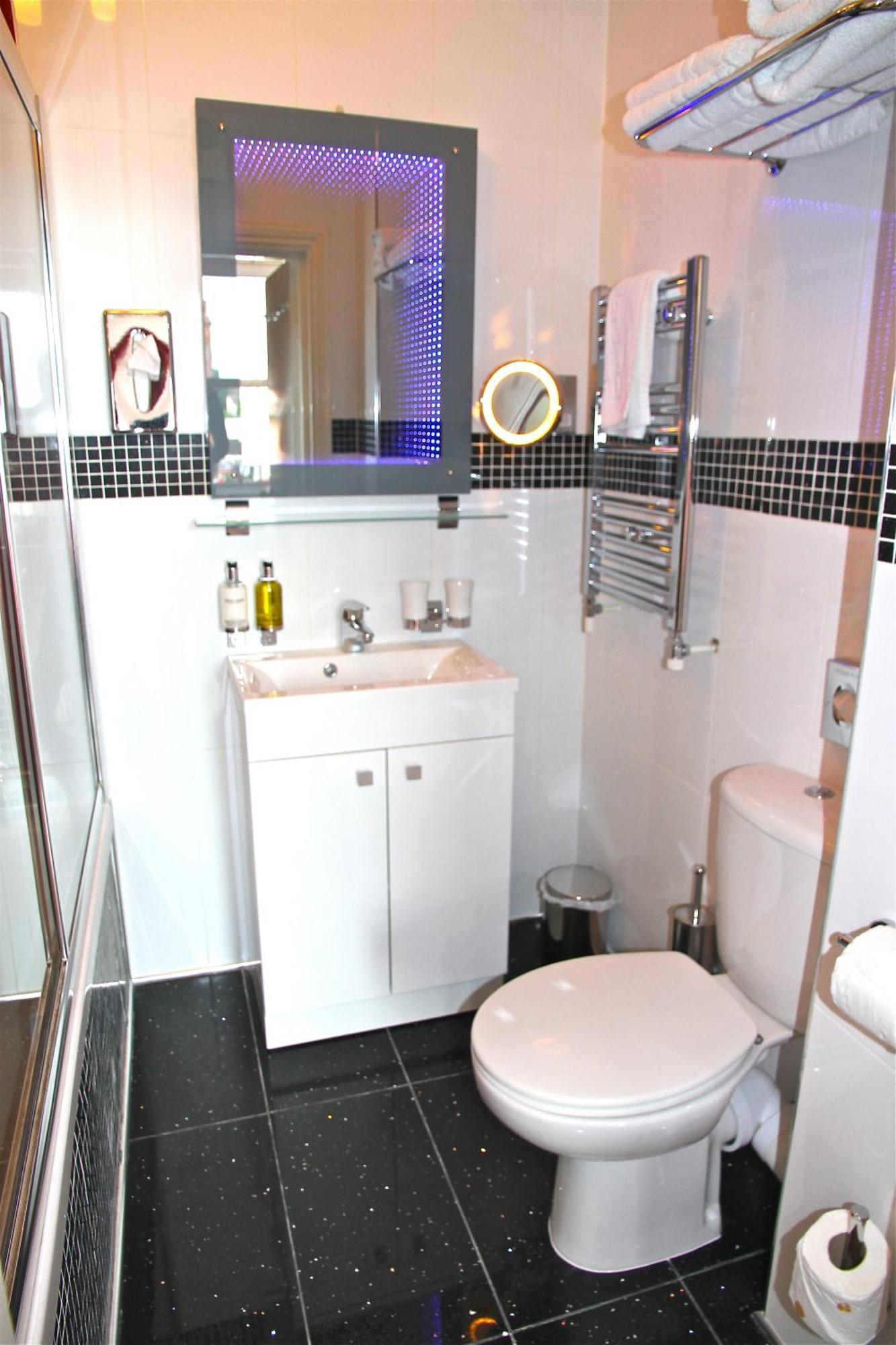 Crompton Guest House Хаунслоу Екстериор снимка
