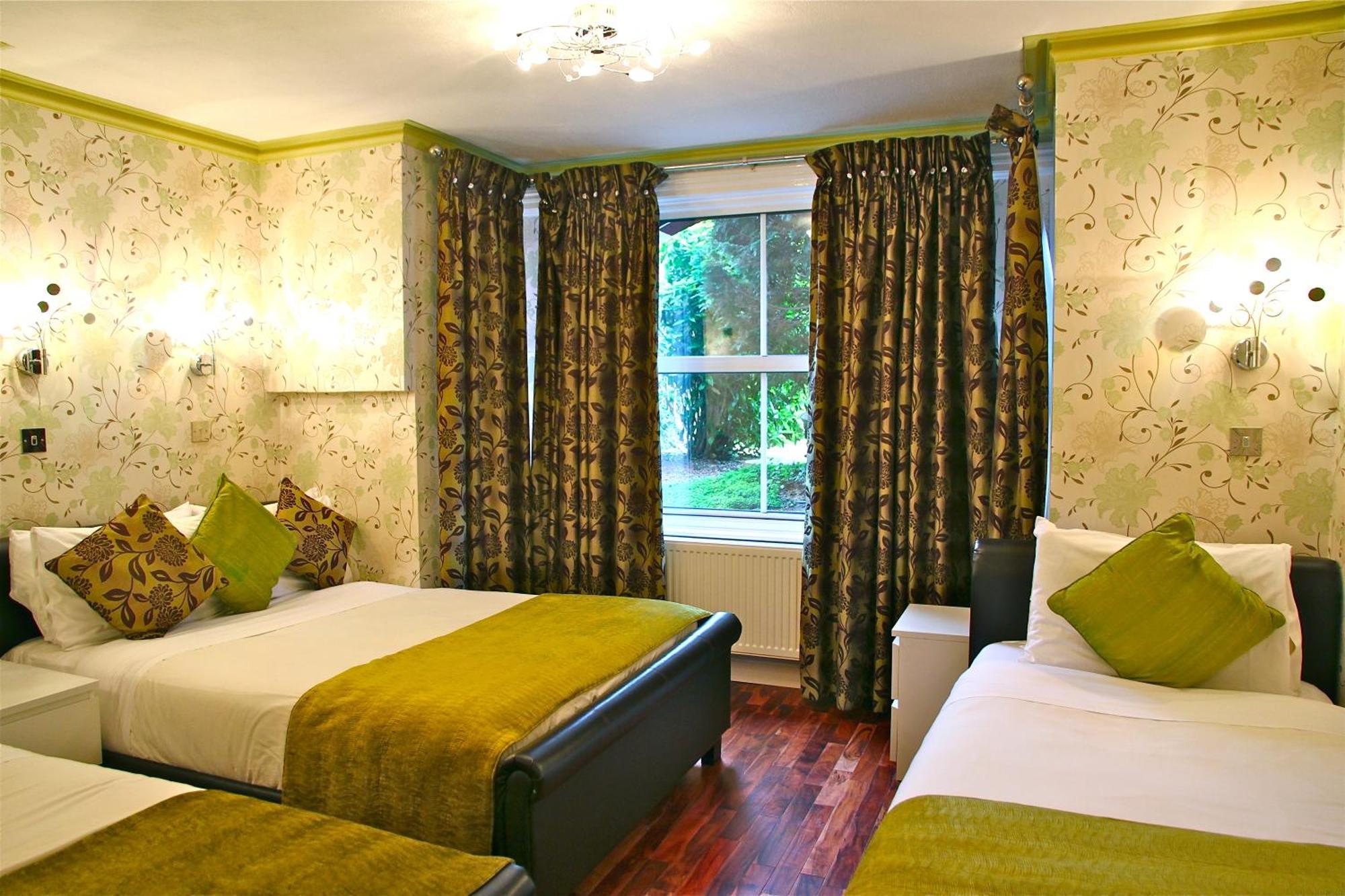 Crompton Guest House Хаунслоу Екстериор снимка