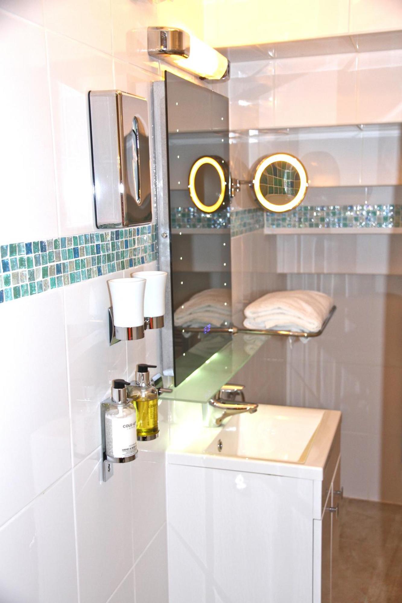 Crompton Guest House Хаунслоу Екстериор снимка