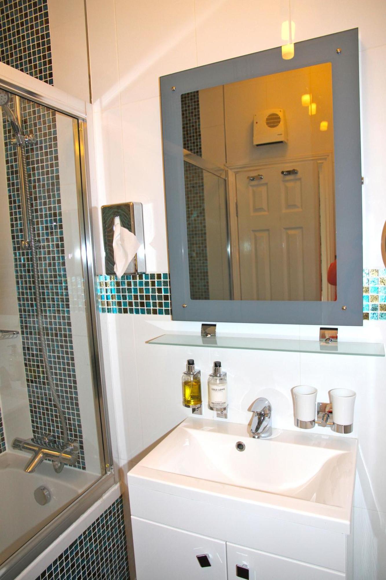 Crompton Guest House Хаунслоу Екстериор снимка