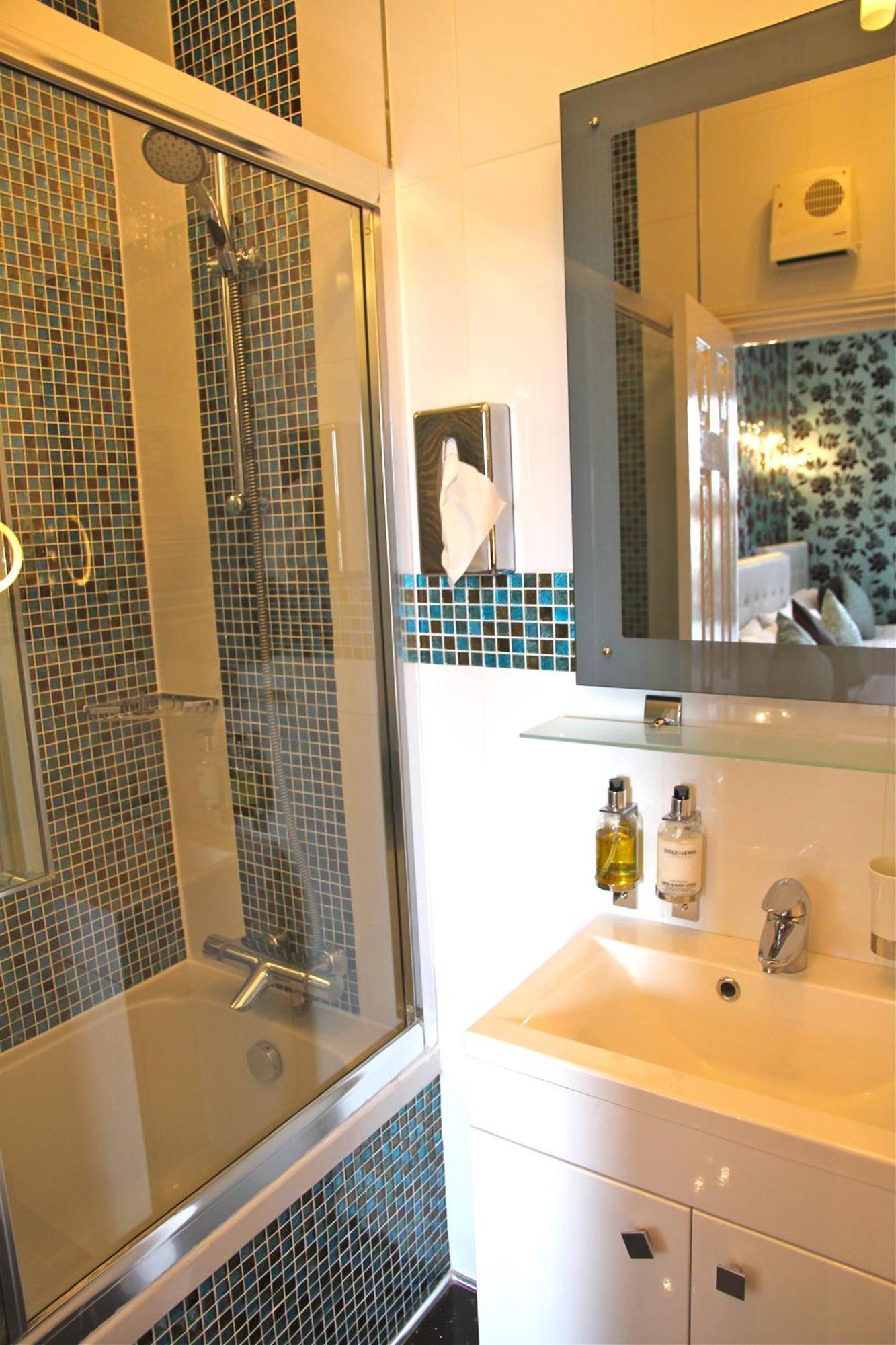 Crompton Guest House Хаунслоу Екстериор снимка