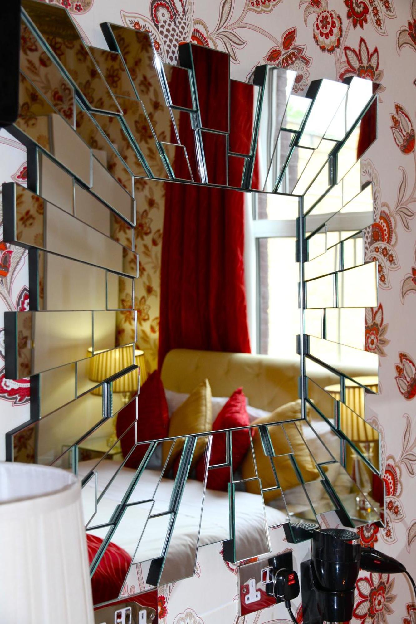 Crompton Guest House Хаунслоу Екстериор снимка