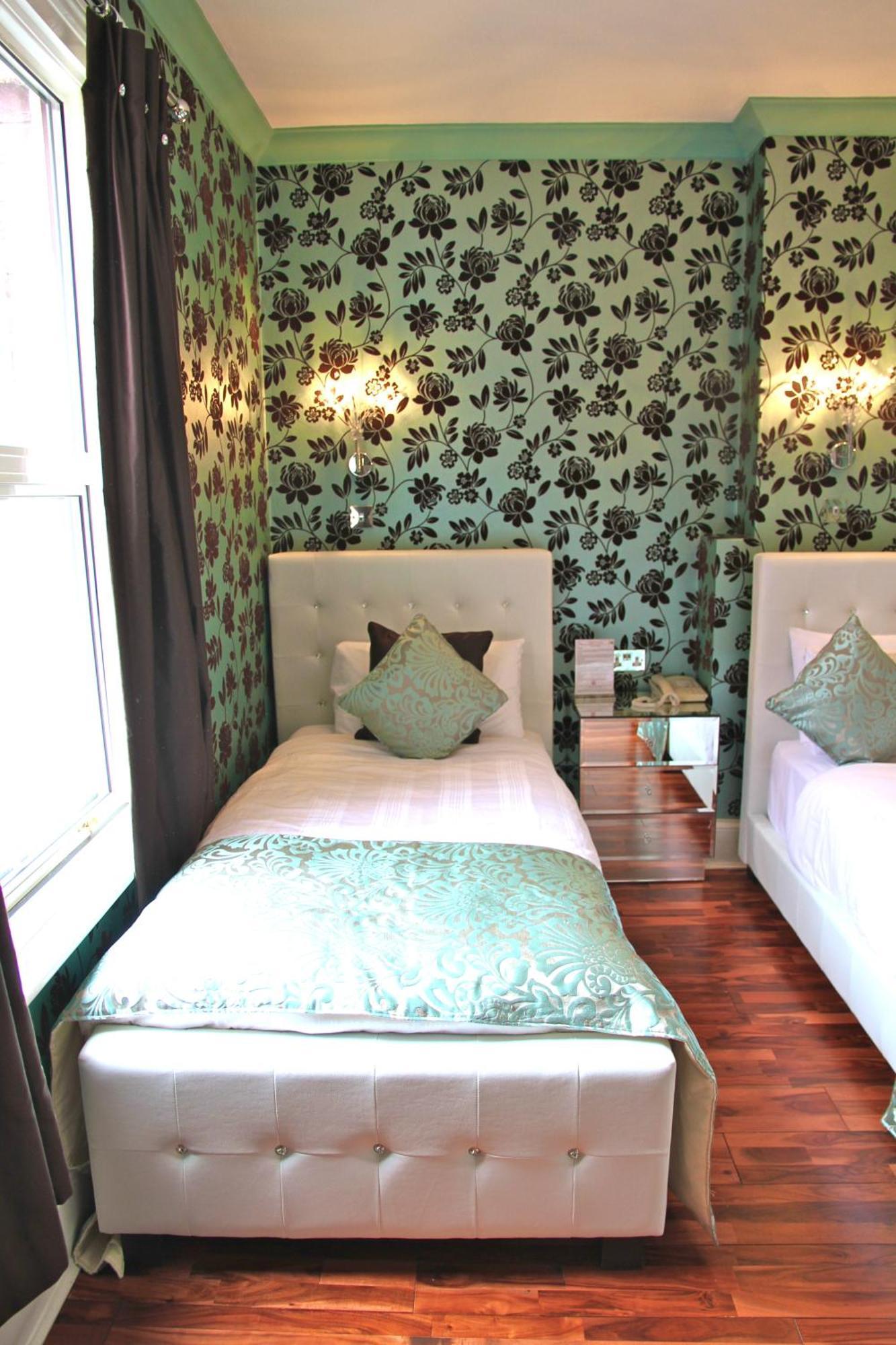 Crompton Guest House Хаунслоу Екстериор снимка
