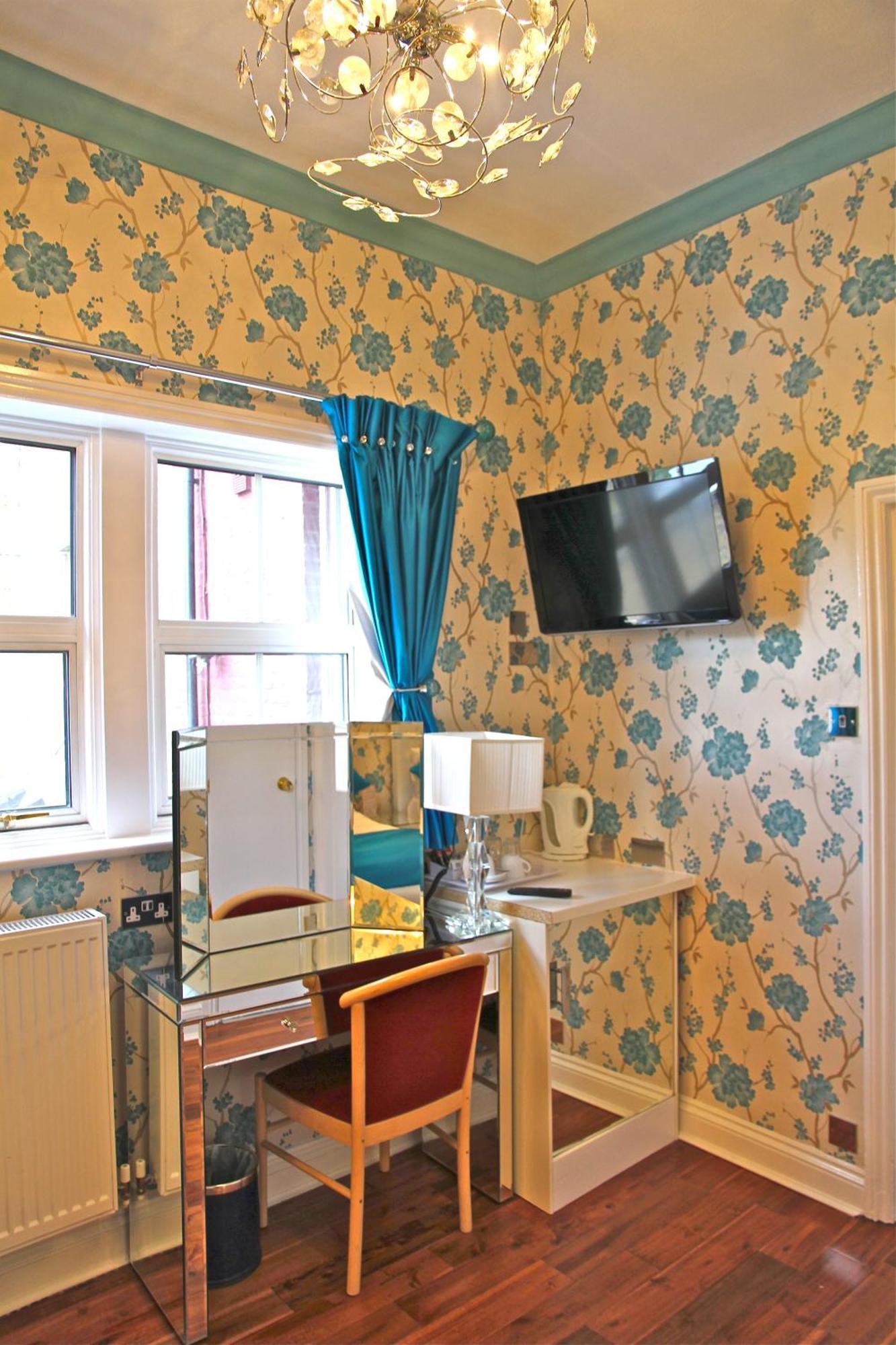 Crompton Guest House Хаунслоу Екстериор снимка