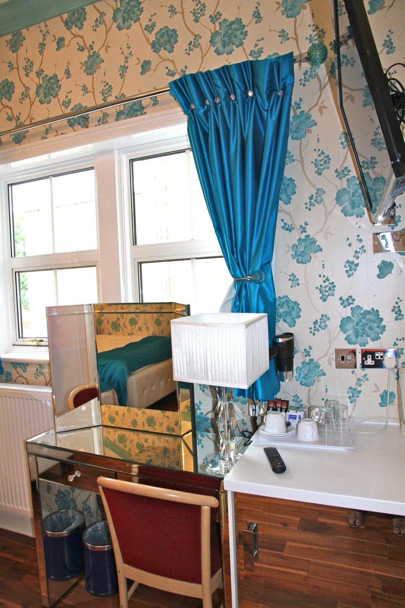 Crompton Guest House Хаунслоу Екстериор снимка
