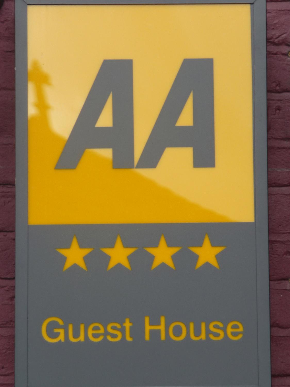 Crompton Guest House Хаунслоу Екстериор снимка