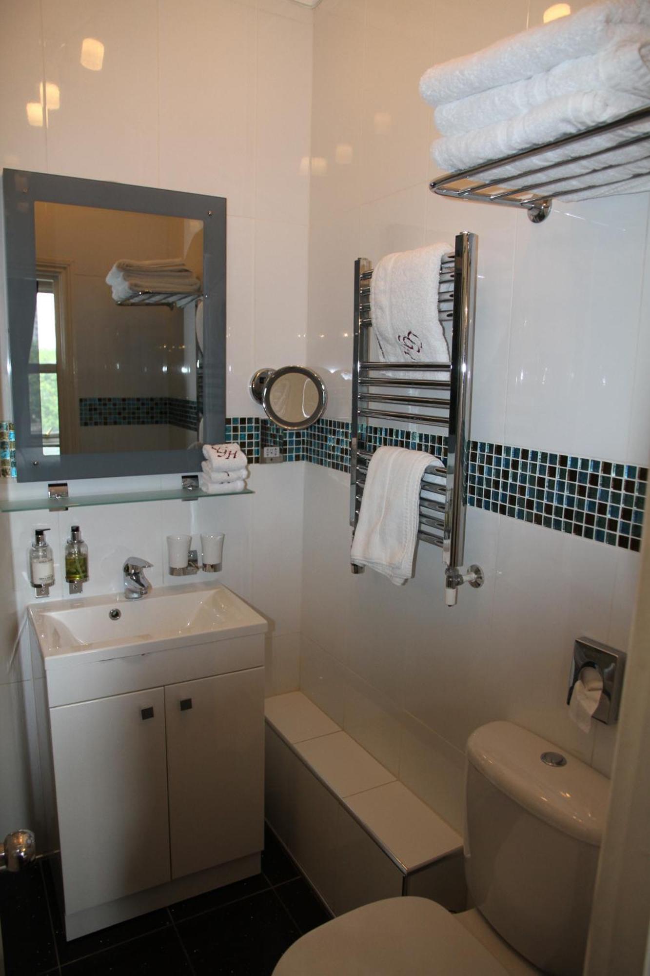 Crompton Guest House Хаунслоу Екстериор снимка
