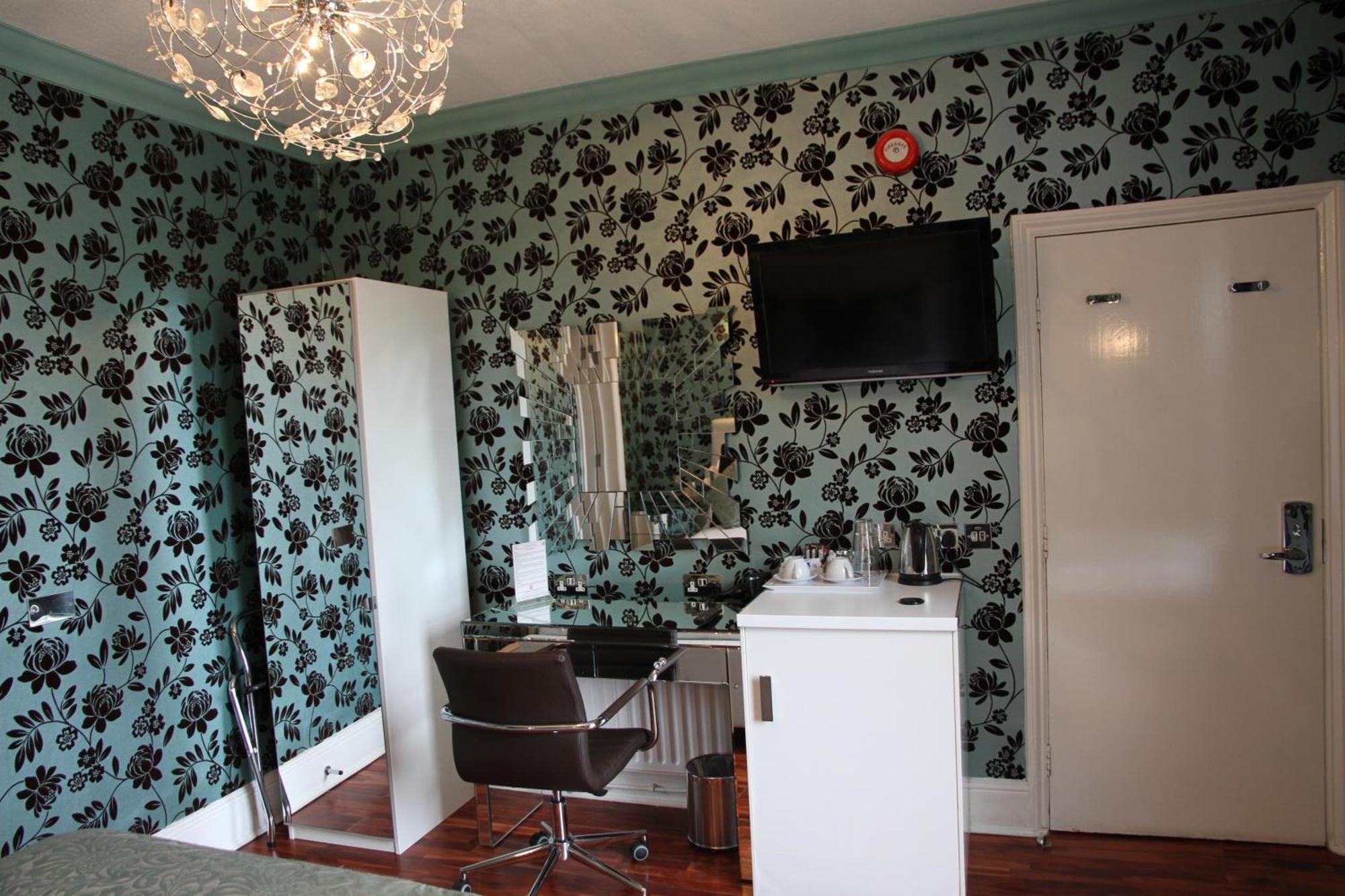 Crompton Guest House Хаунслоу Екстериор снимка