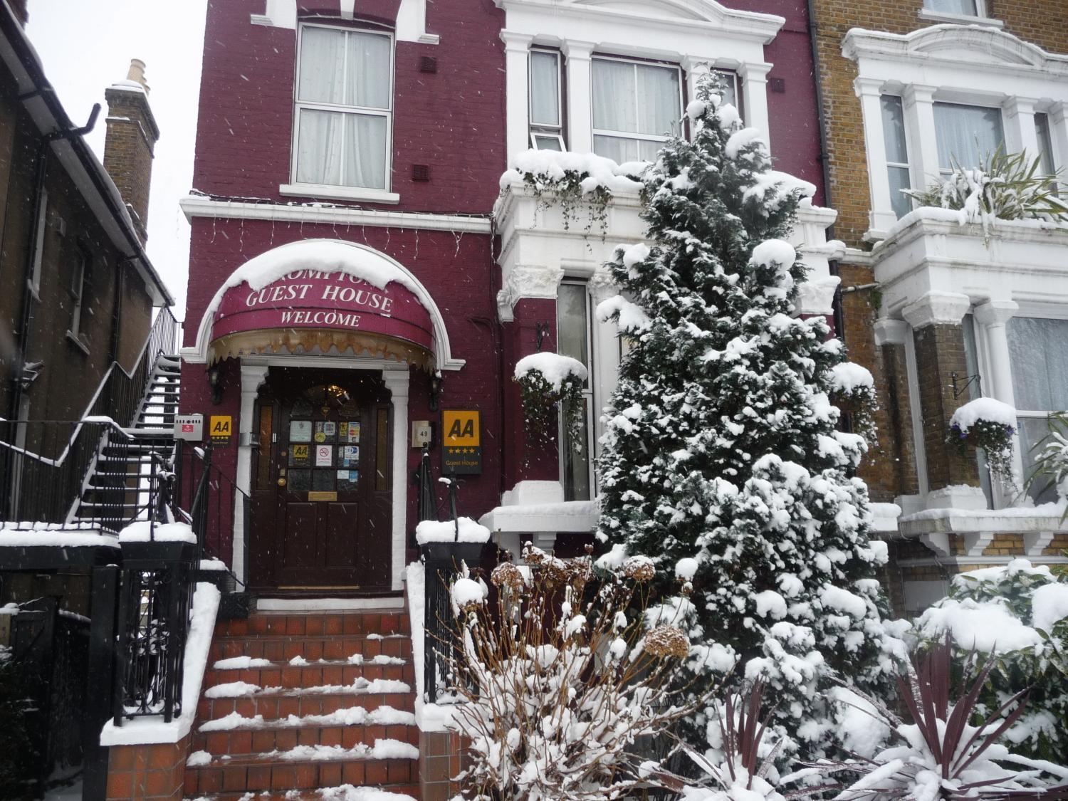 Crompton Guest House Хаунслоу Екстериор снимка