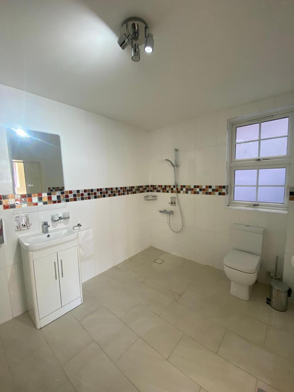 Crompton Guest House Хаунслоу Екстериор снимка