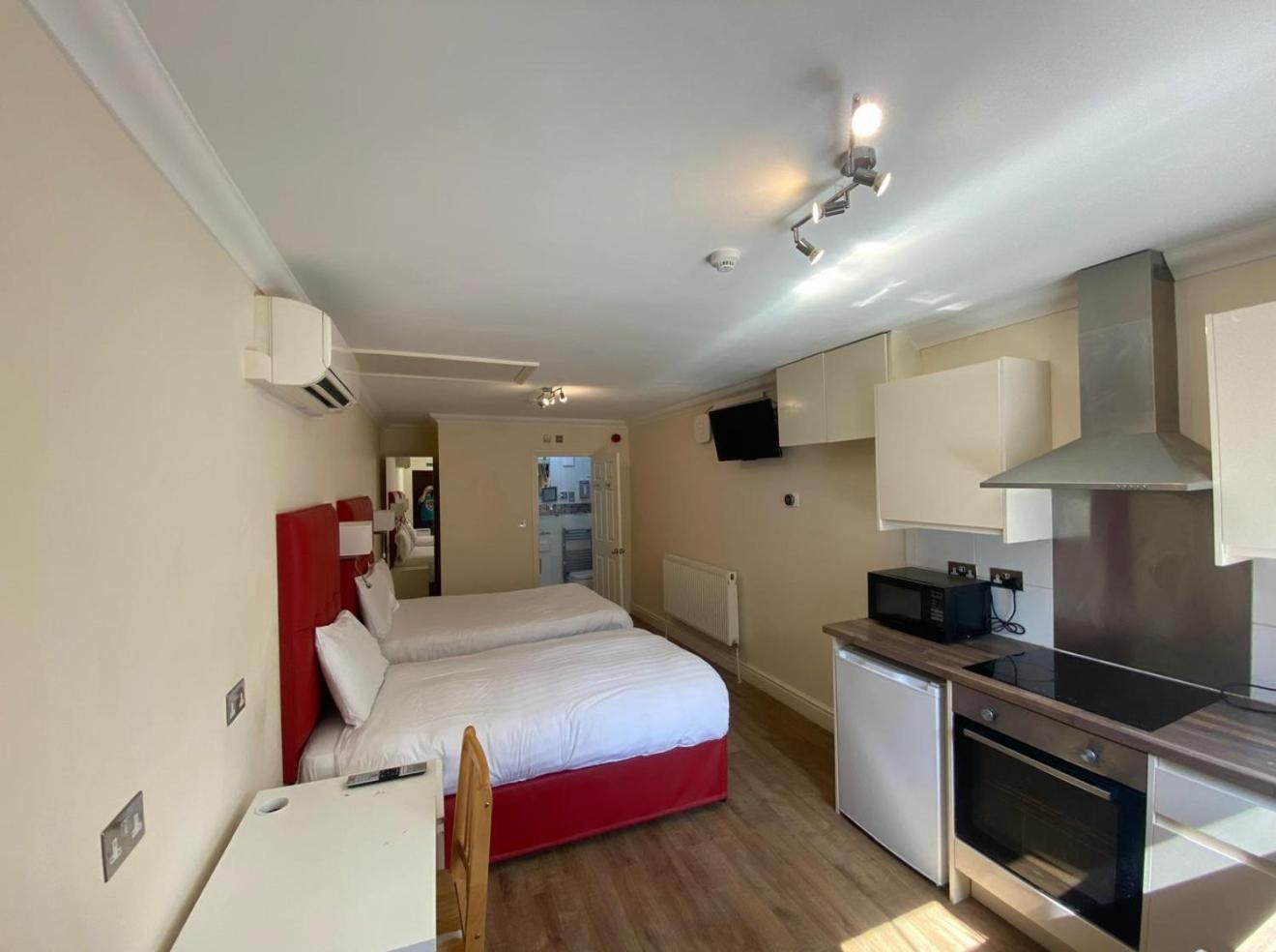 Crompton Guest House Хаунслоу Екстериор снимка