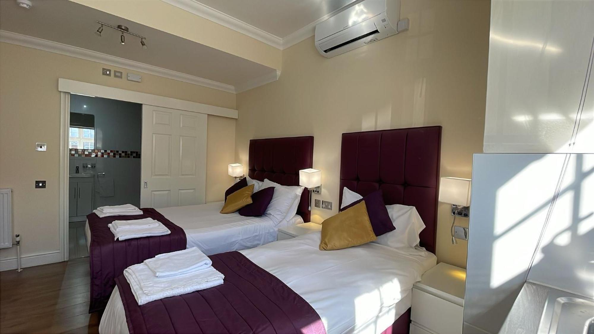 Crompton Guest House Хаунслоу Екстериор снимка