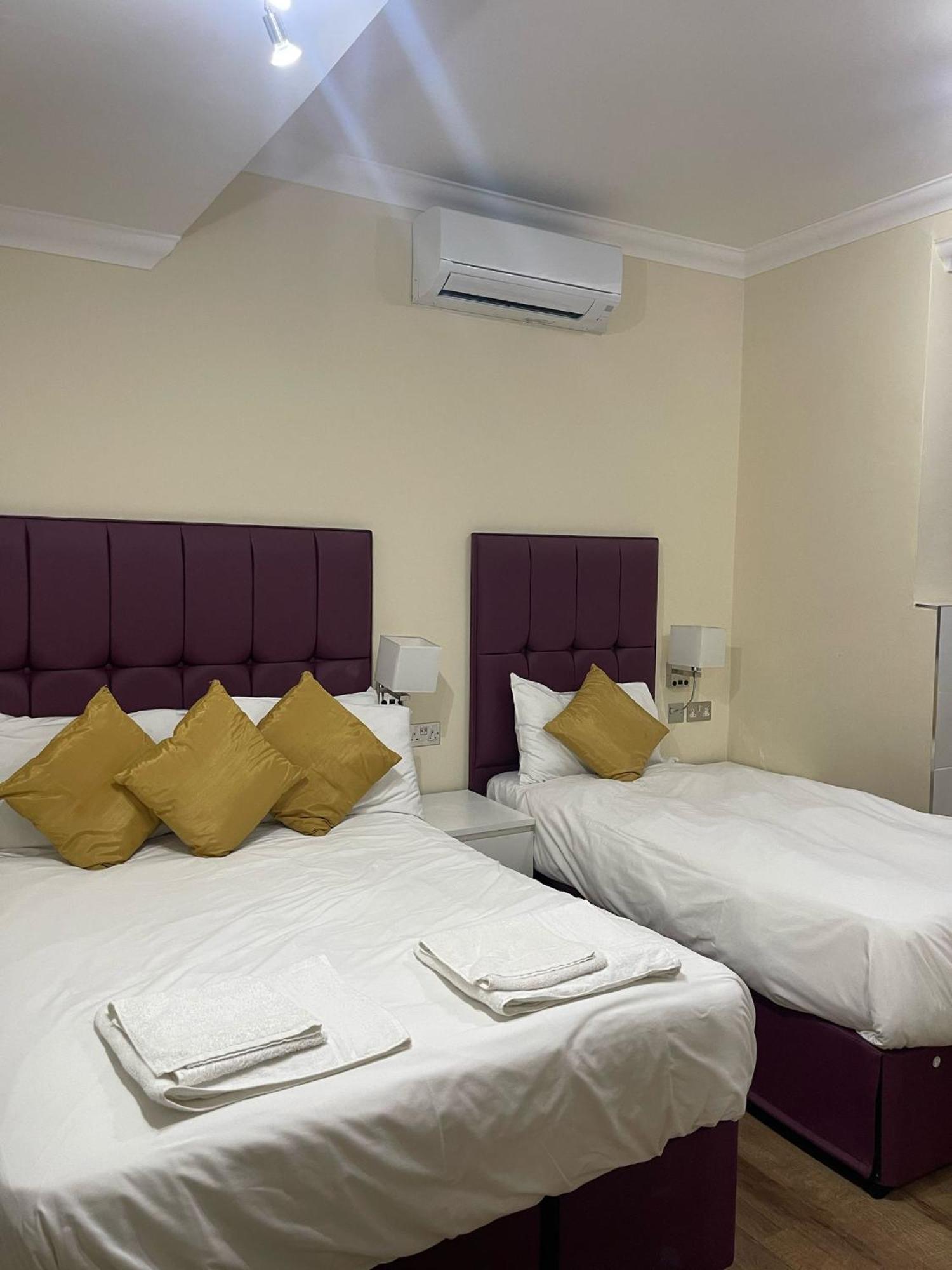 Crompton Guest House Хаунслоу Екстериор снимка