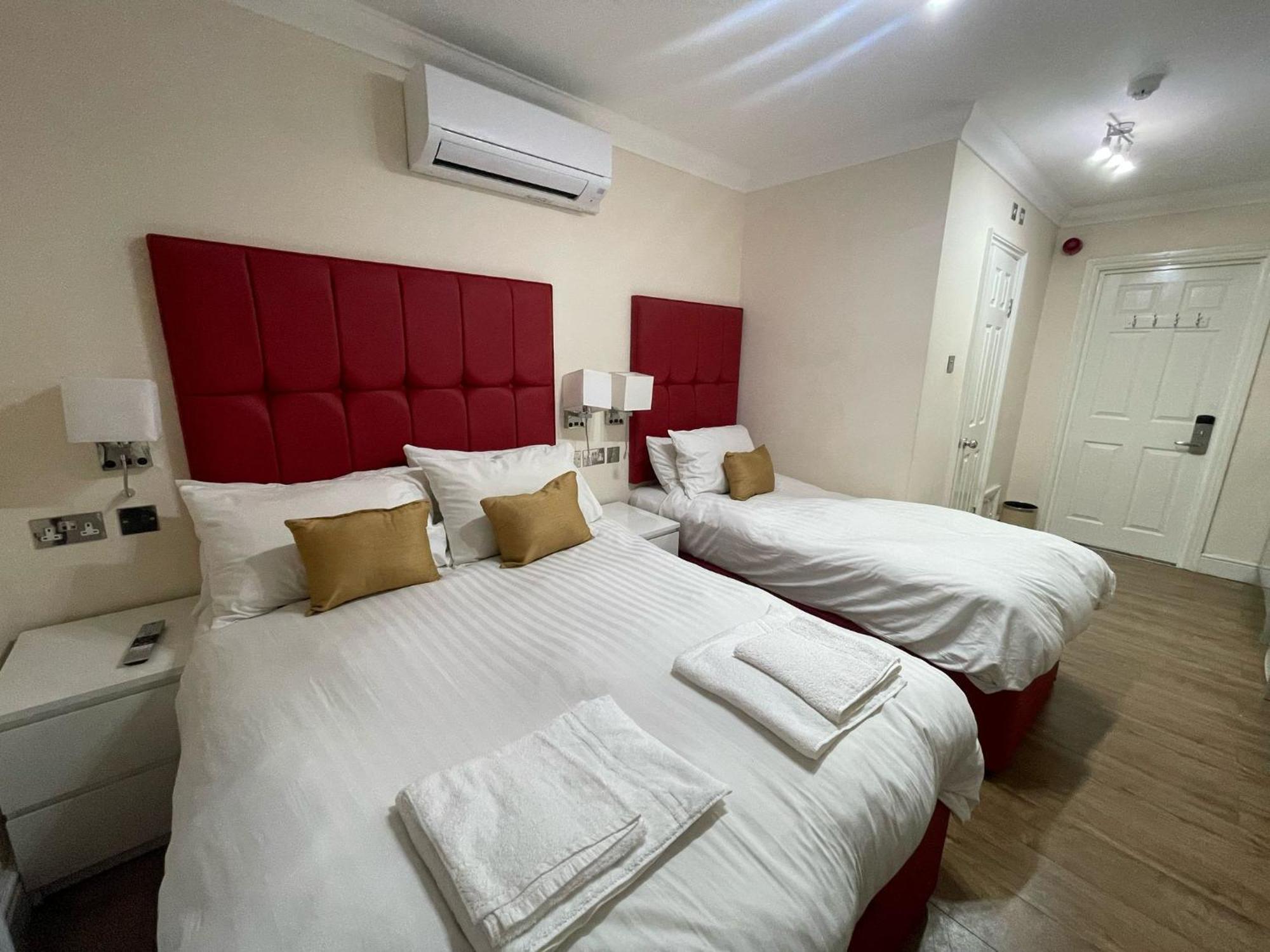 Crompton Guest House Хаунслоу Екстериор снимка