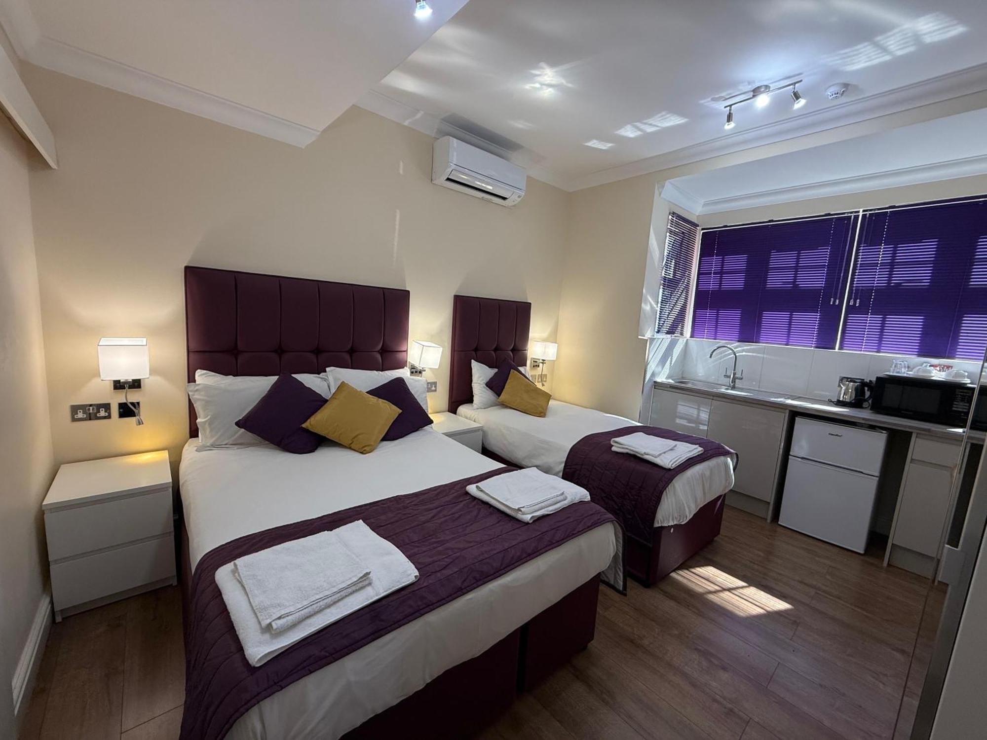 Crompton Guest House Хаунслоу Екстериор снимка