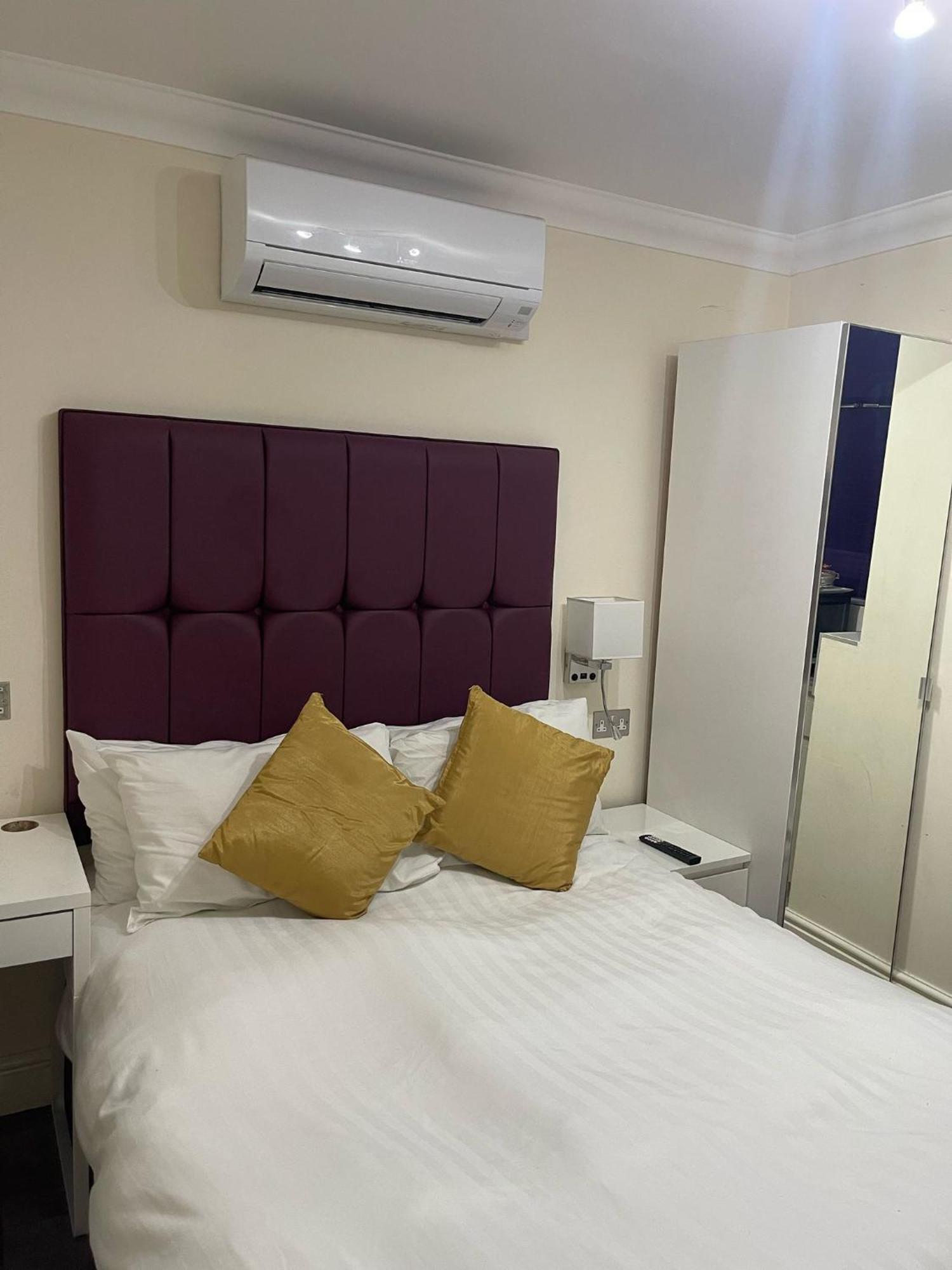 Crompton Guest House Хаунслоу Екстериор снимка
