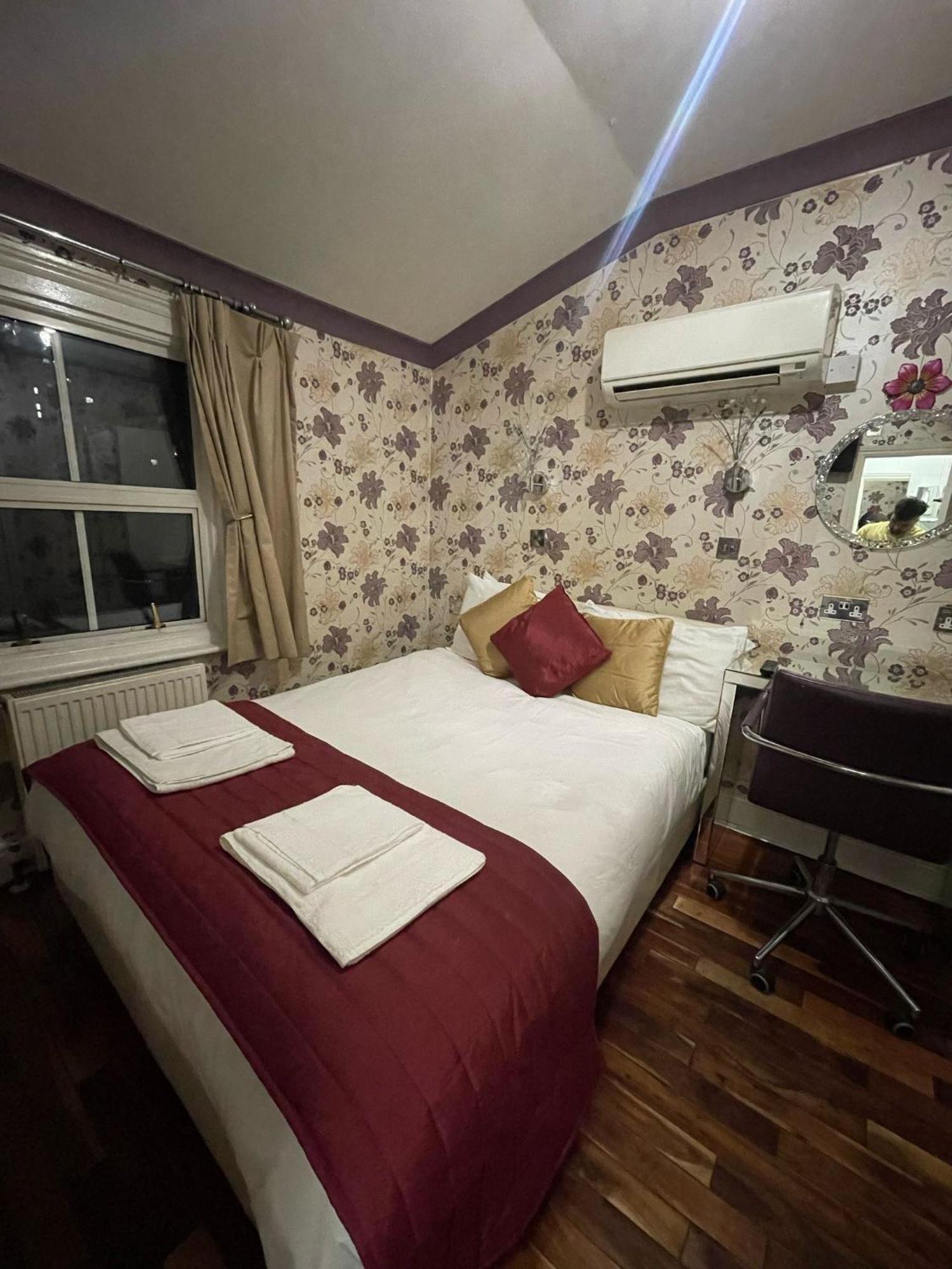 Crompton Guest House Хаунслоу Екстериор снимка