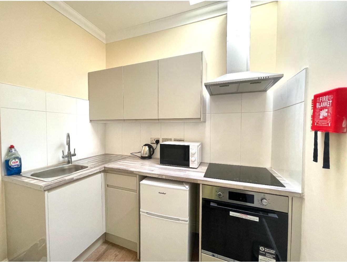 Crompton Guest House Хаунслоу Екстериор снимка