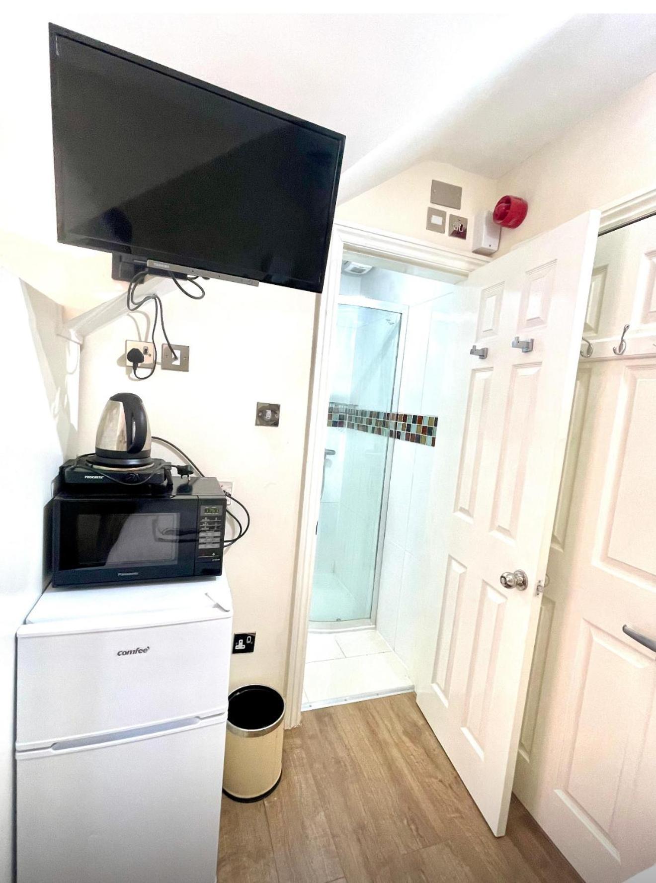 Crompton Guest House Хаунслоу Екстериор снимка