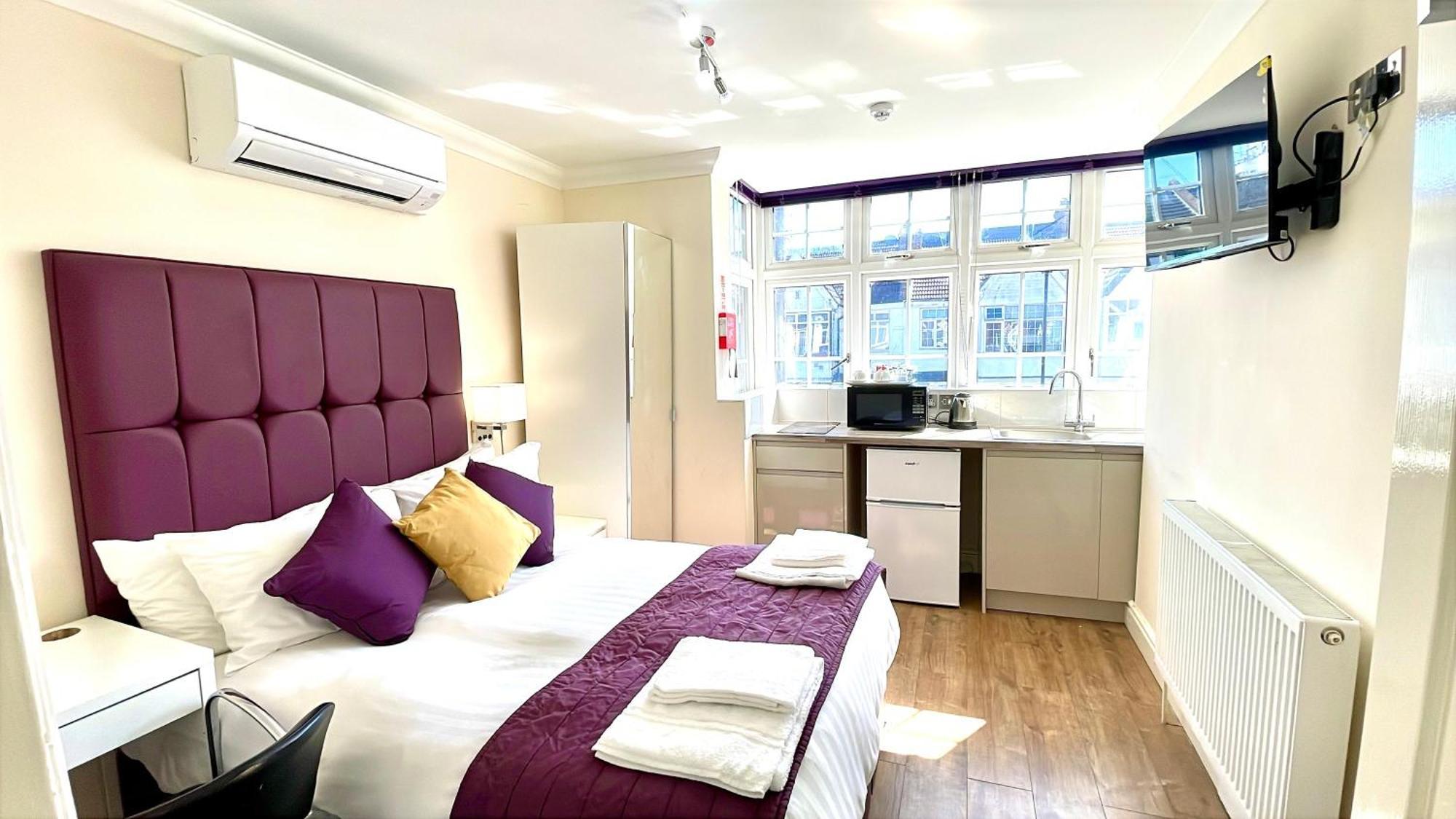 Crompton Guest House Хаунслоу Екстериор снимка
