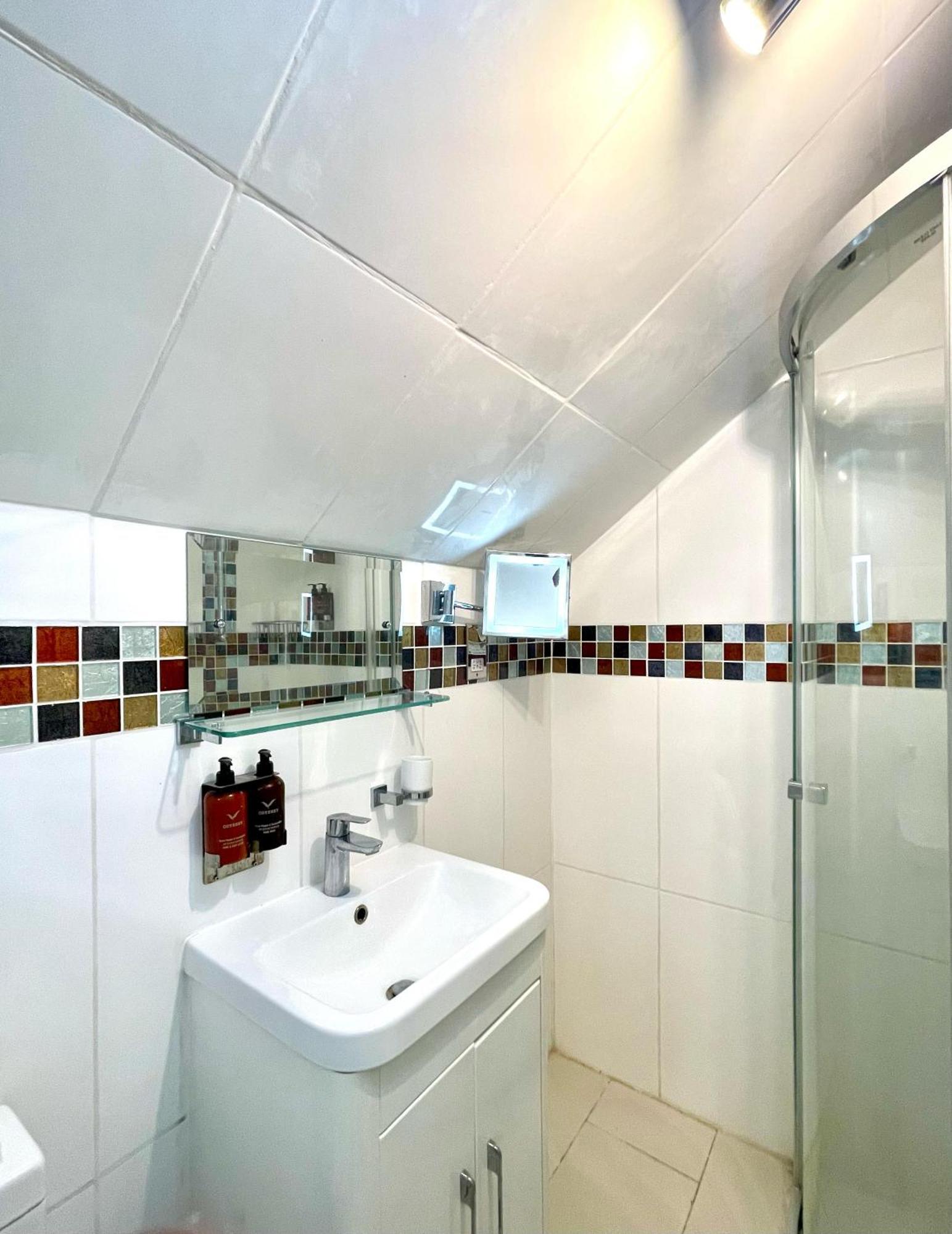 Crompton Guest House Хаунслоу Екстериор снимка
