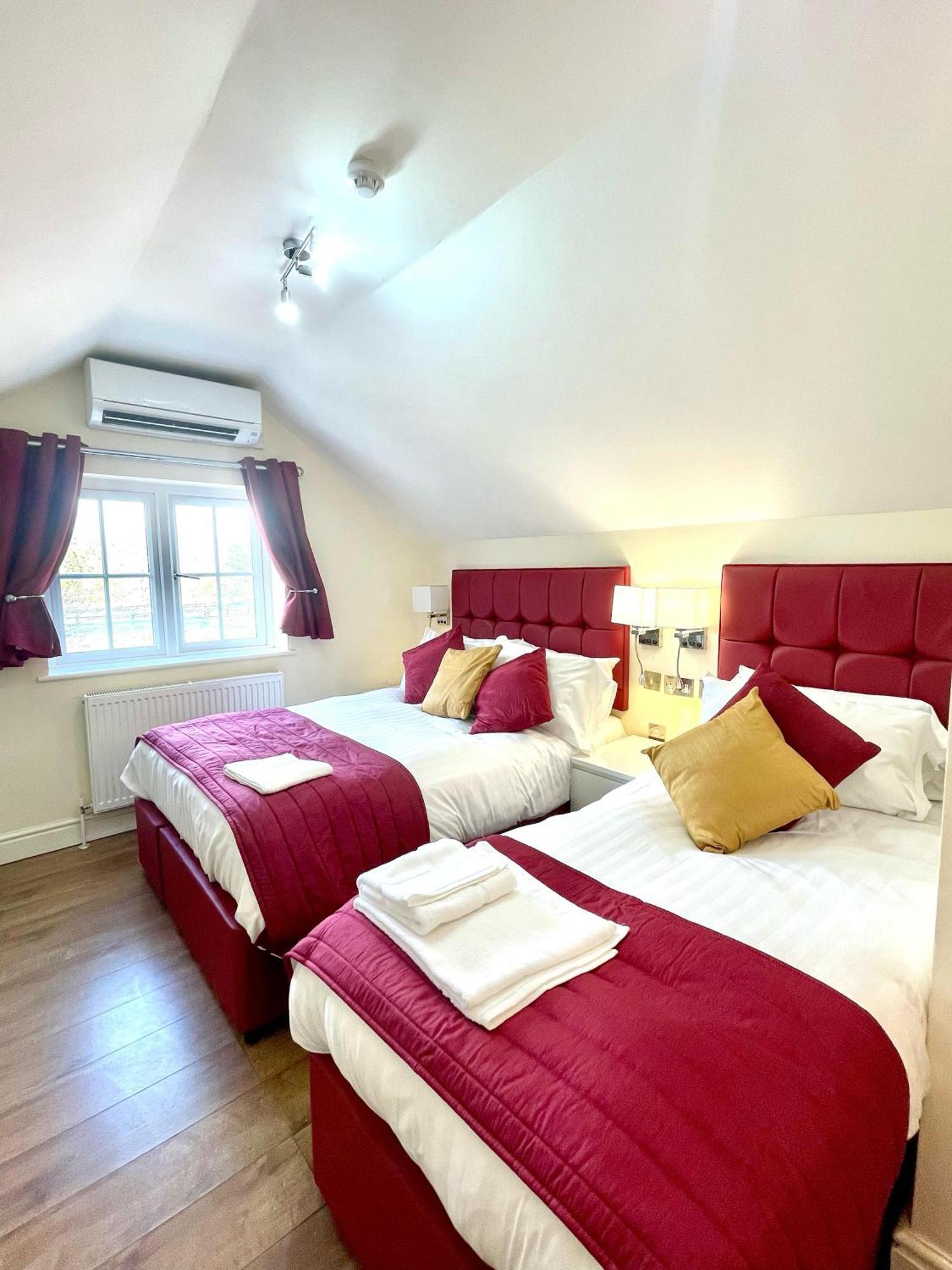 Crompton Guest House Хаунслоу Екстериор снимка