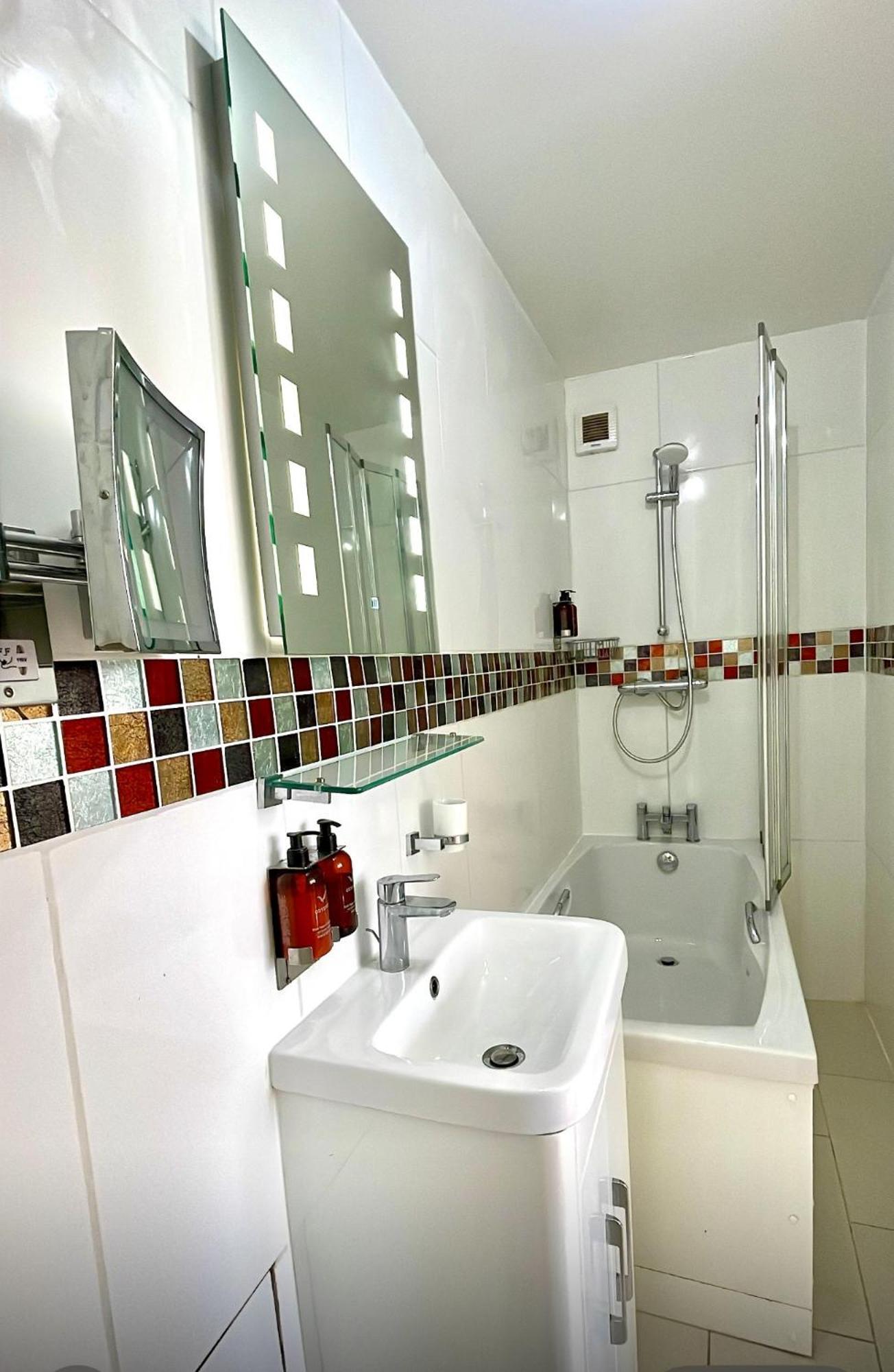 Crompton Guest House Хаунслоу Екстериор снимка