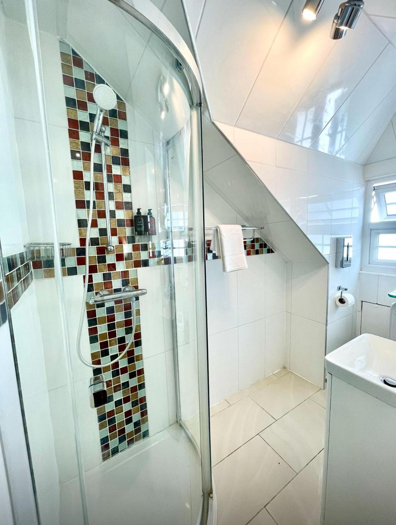 Crompton Guest House Хаунслоу Екстериор снимка