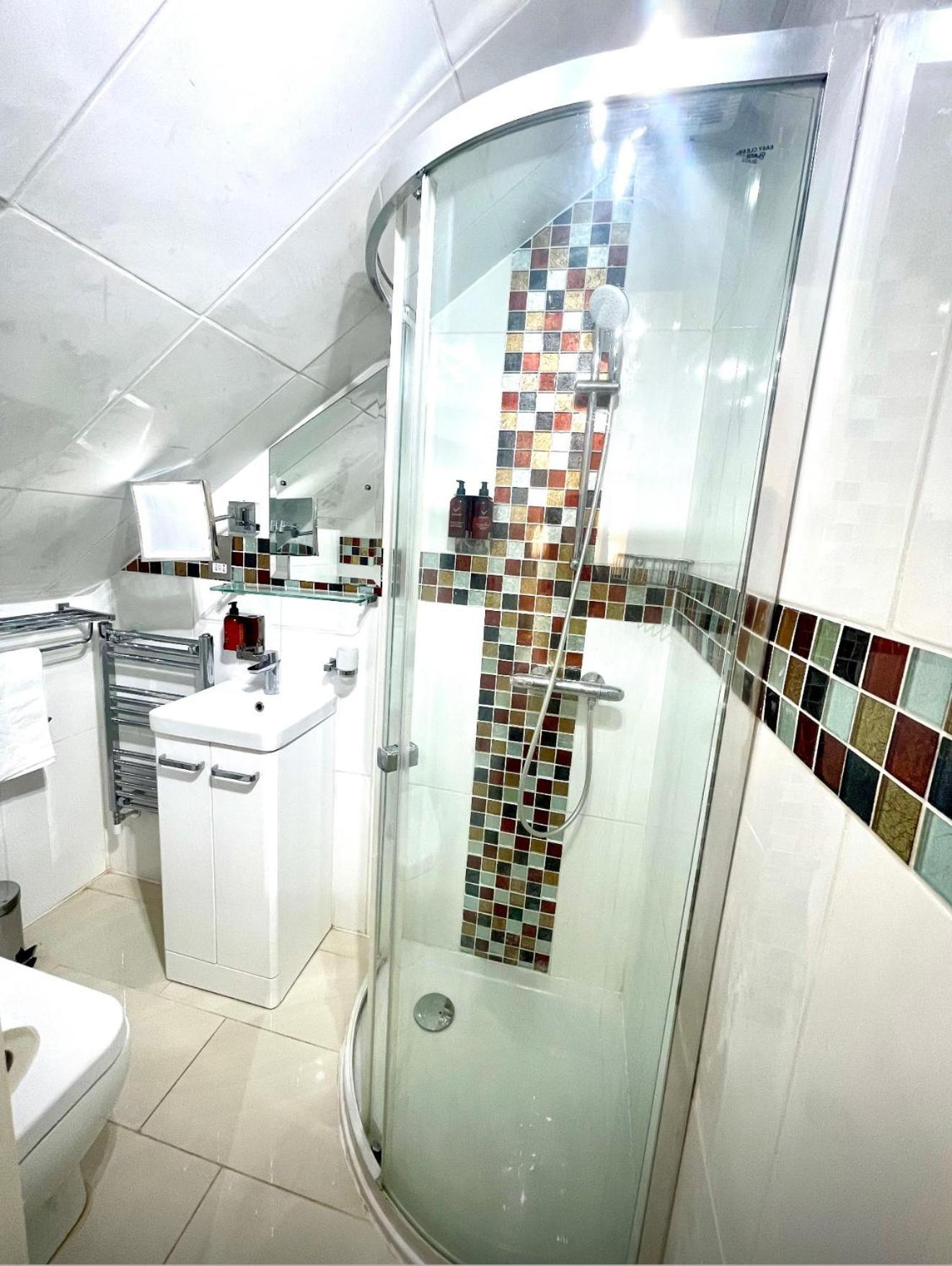 Crompton Guest House Хаунслоу Екстериор снимка