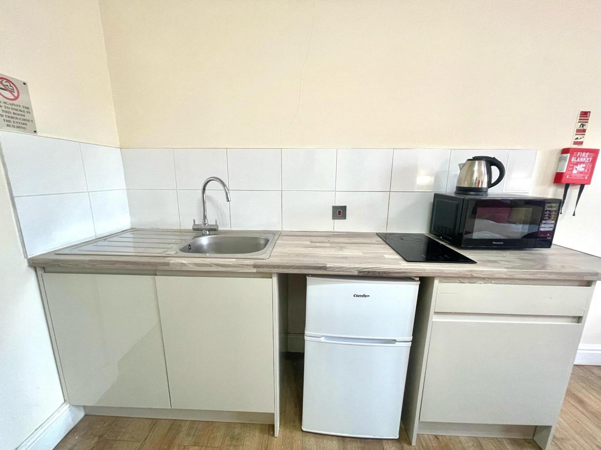 Crompton Guest House Хаунслоу Екстериор снимка
