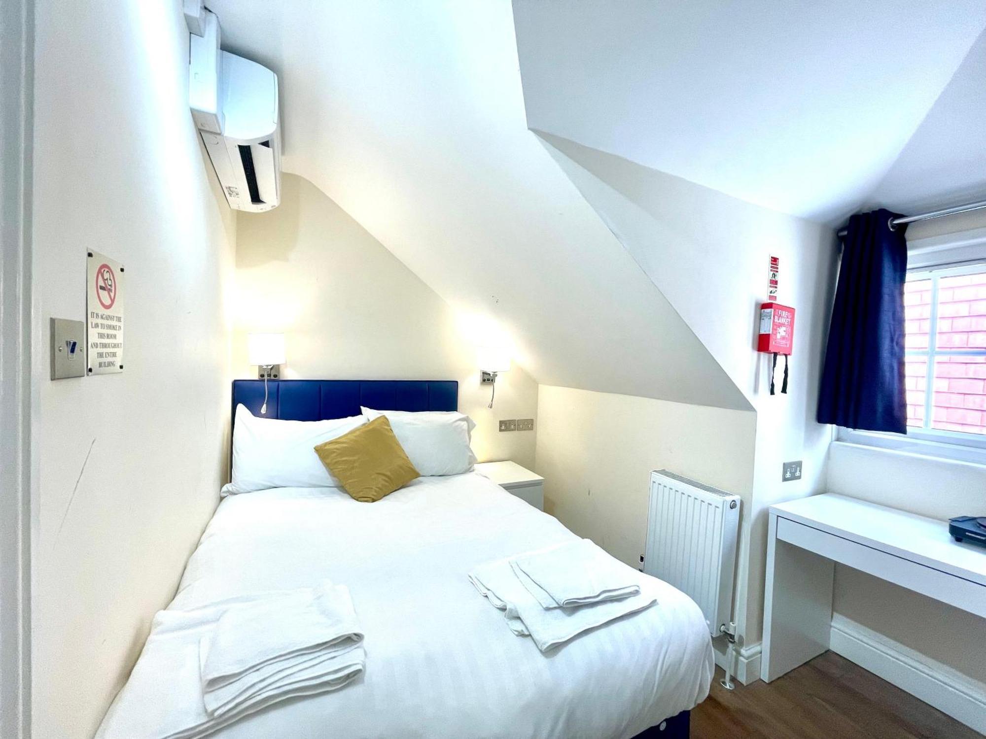 Crompton Guest House Хаунслоу Екстериор снимка