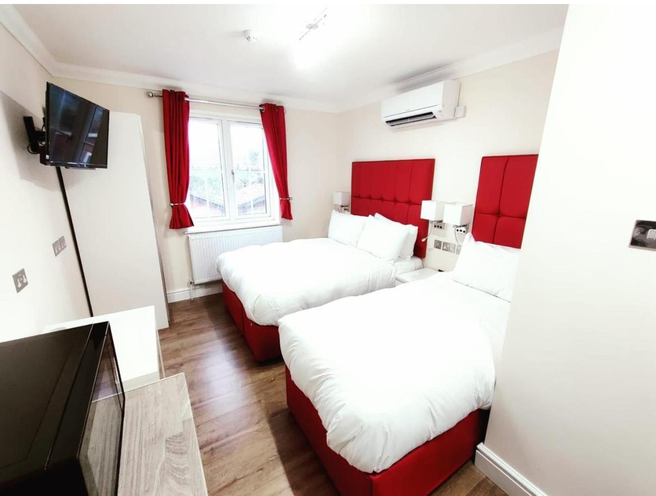 Crompton Guest House Хаунслоу Екстериор снимка