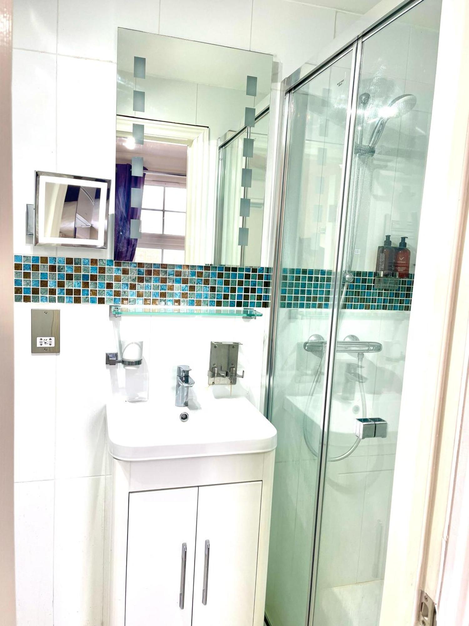 Crompton Guest House Хаунслоу Екстериор снимка