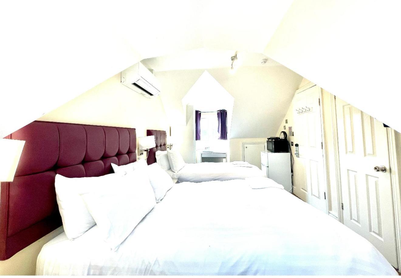 Crompton Guest House Хаунслоу Екстериор снимка