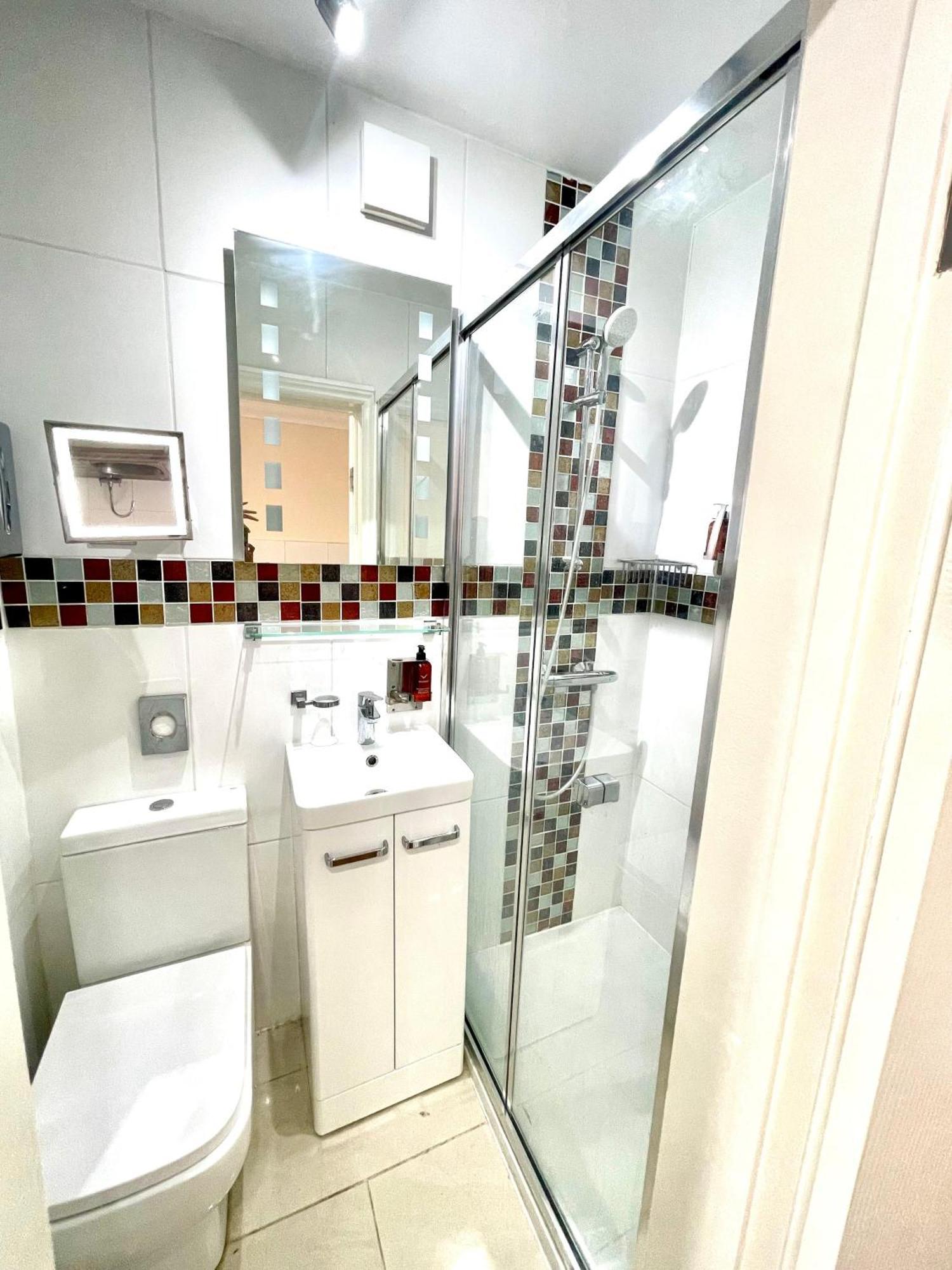Crompton Guest House Хаунслоу Екстериор снимка