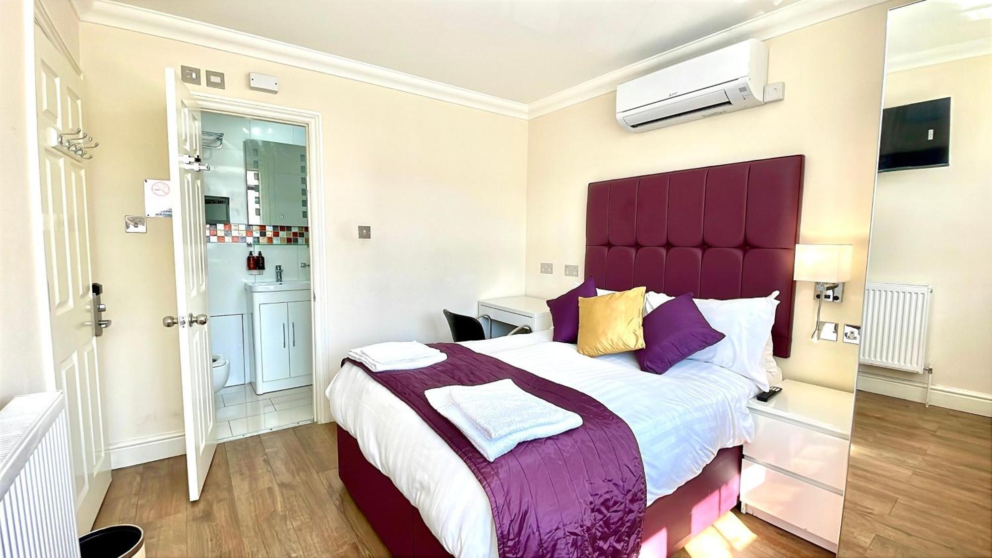 Crompton Guest House Хаунслоу Екстериор снимка
