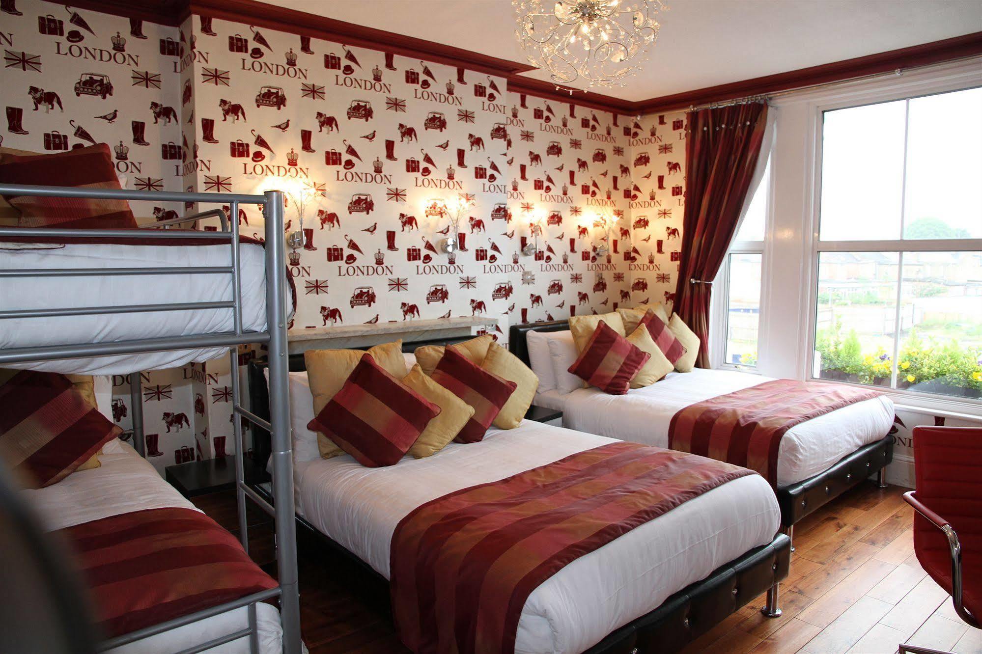 Crompton Guest House Хаунслоу Екстериор снимка