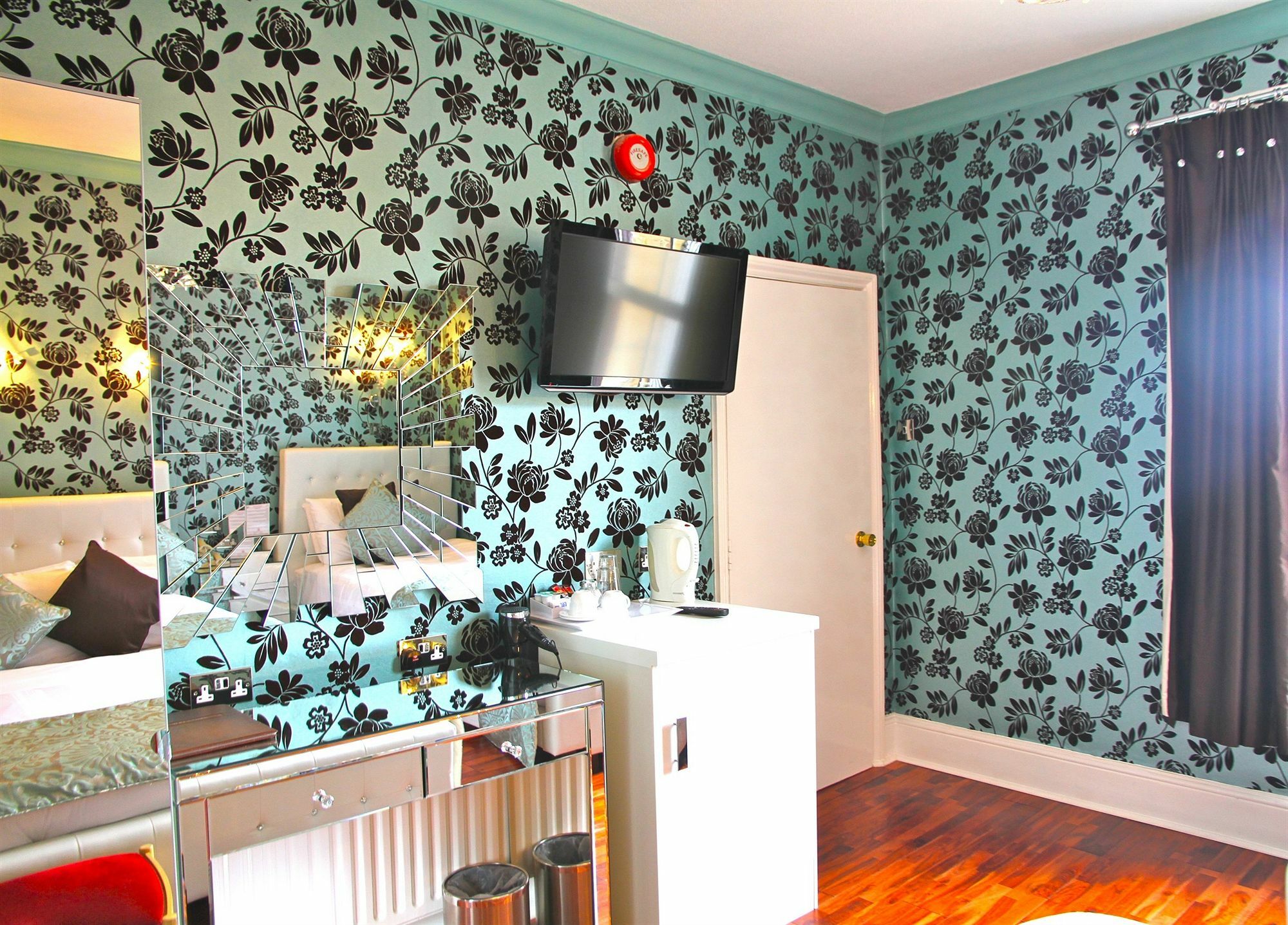 Crompton Guest House Хаунслоу Екстериор снимка