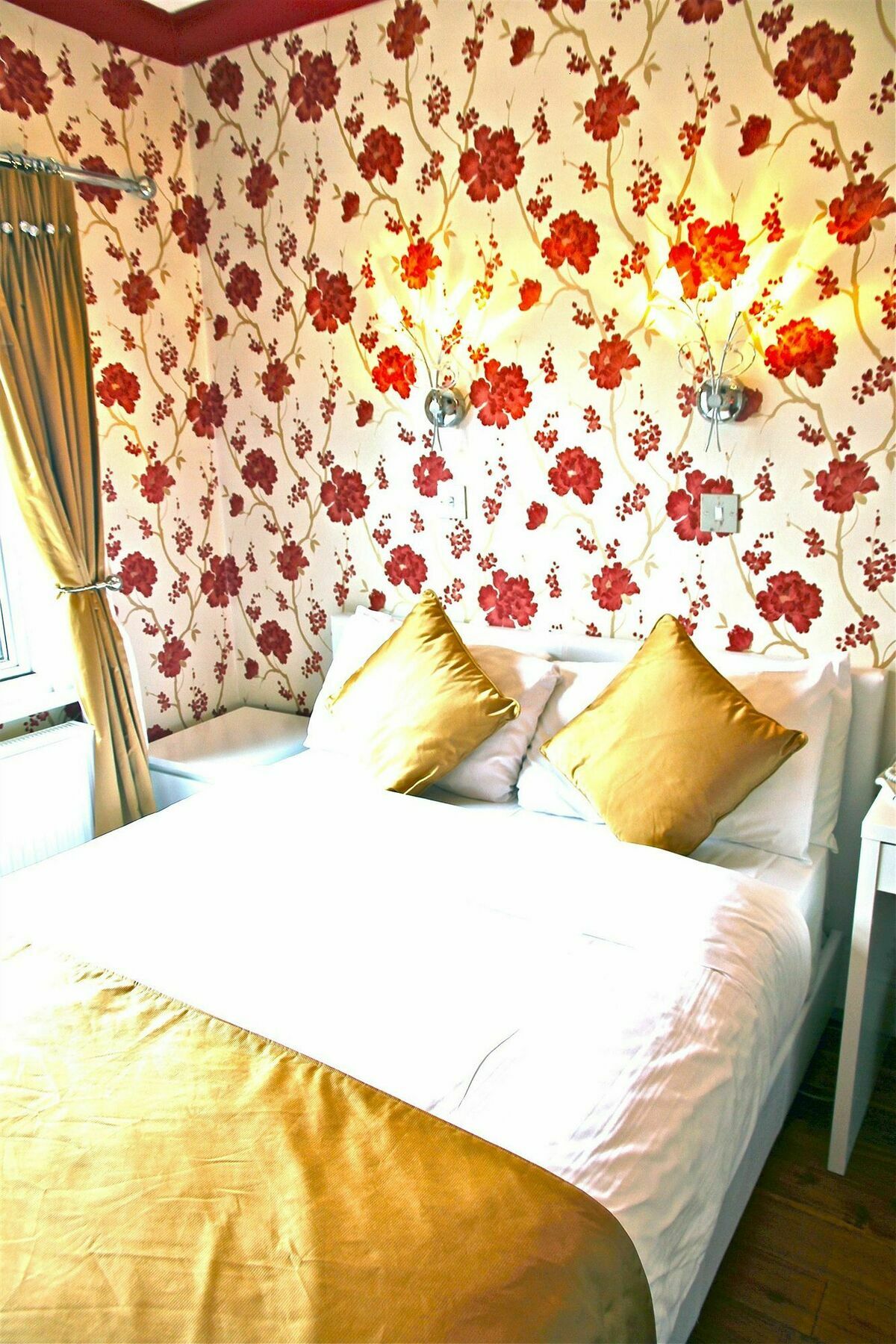 Crompton Guest House Хаунслоу Екстериор снимка