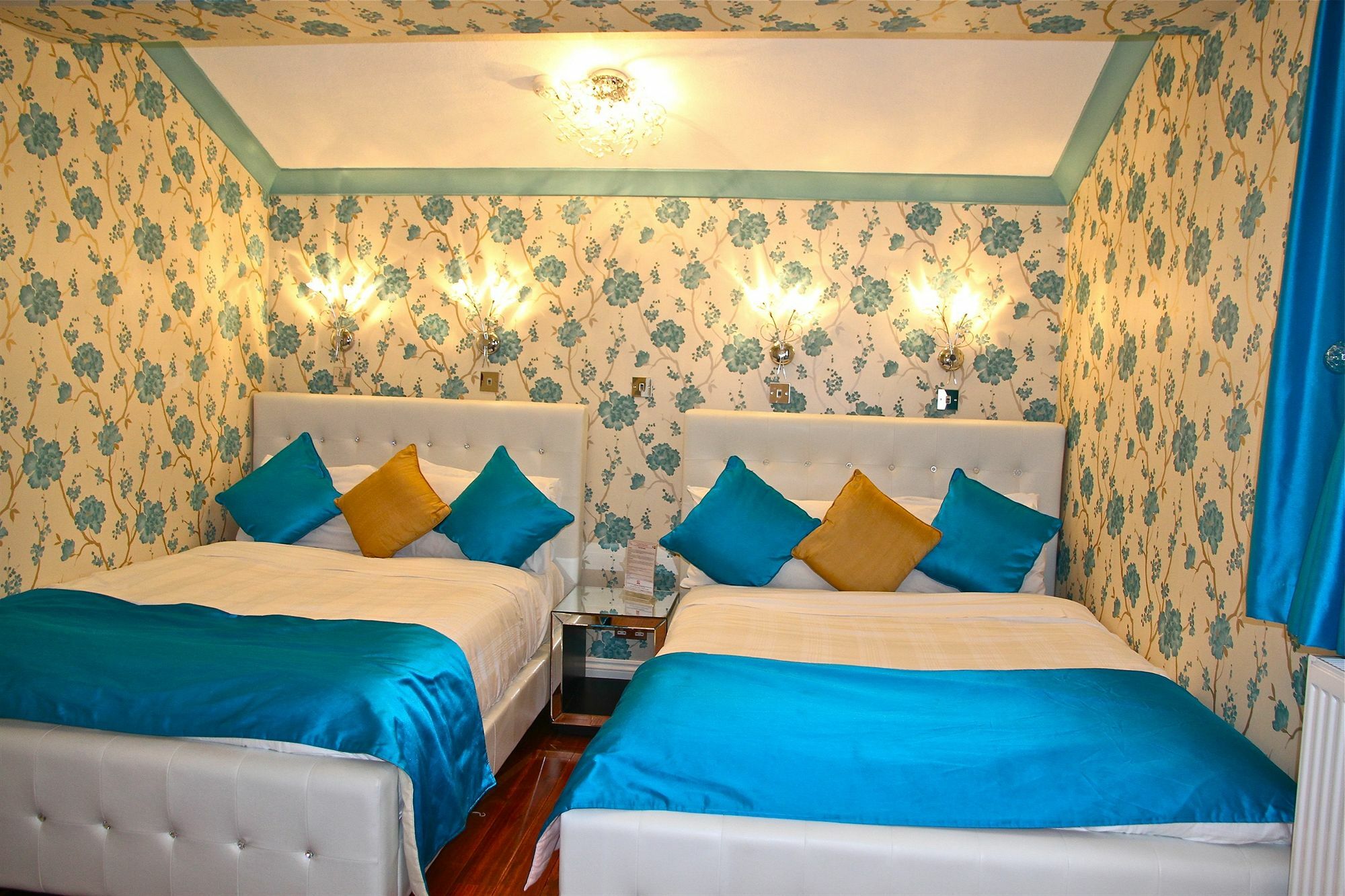 Crompton Guest House Хаунслоу Екстериор снимка