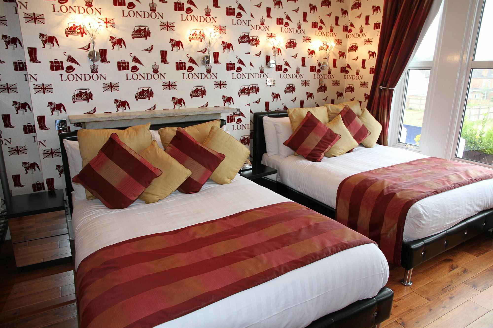 Crompton Guest House Хаунслоу Екстериор снимка